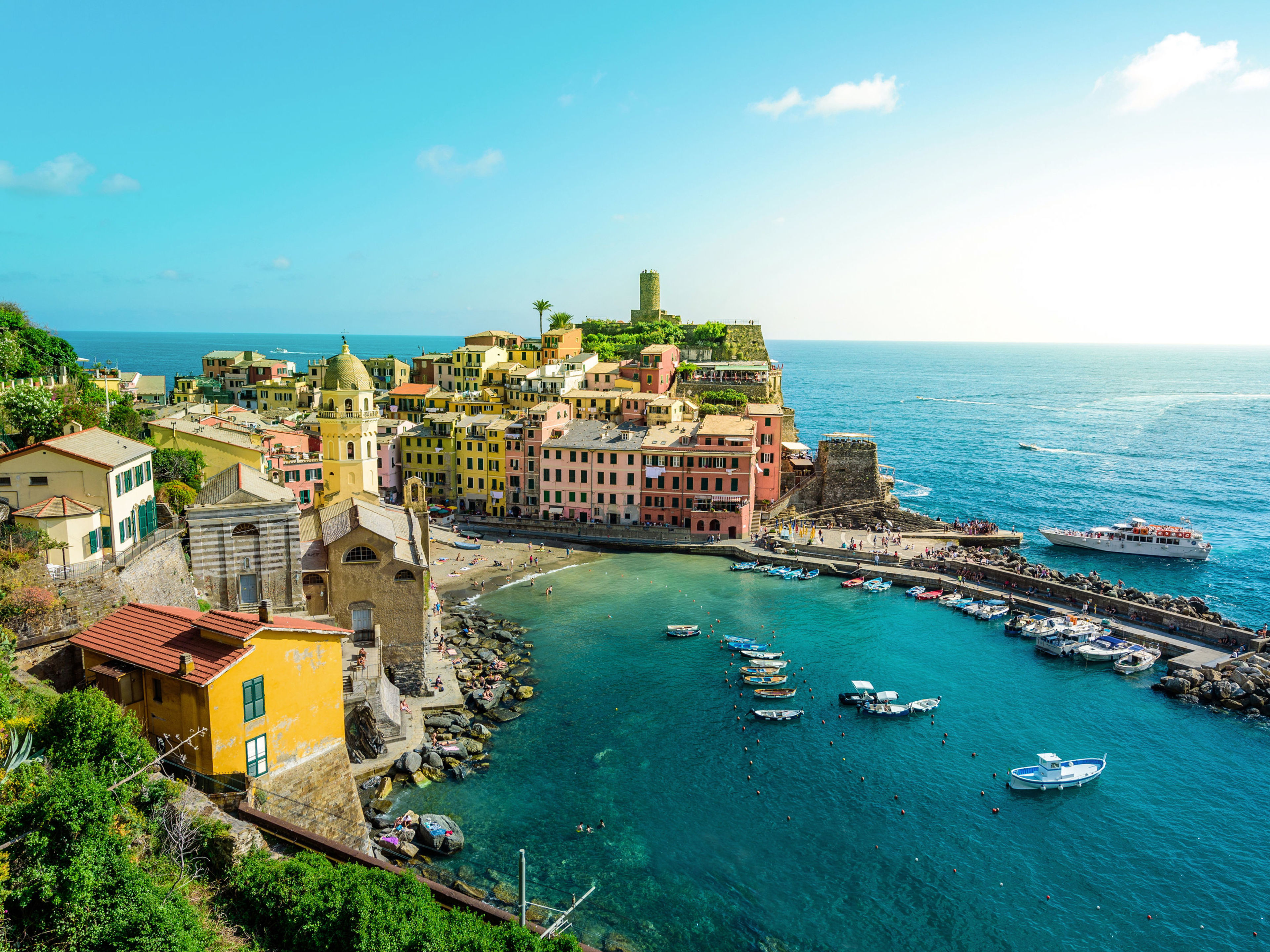 Bunte Häuser und Boote in Vernazza, Cinque Terre, am Meer. Bunte Häuser und Boote in Vernazza, Cinque Terre, am Meer.
