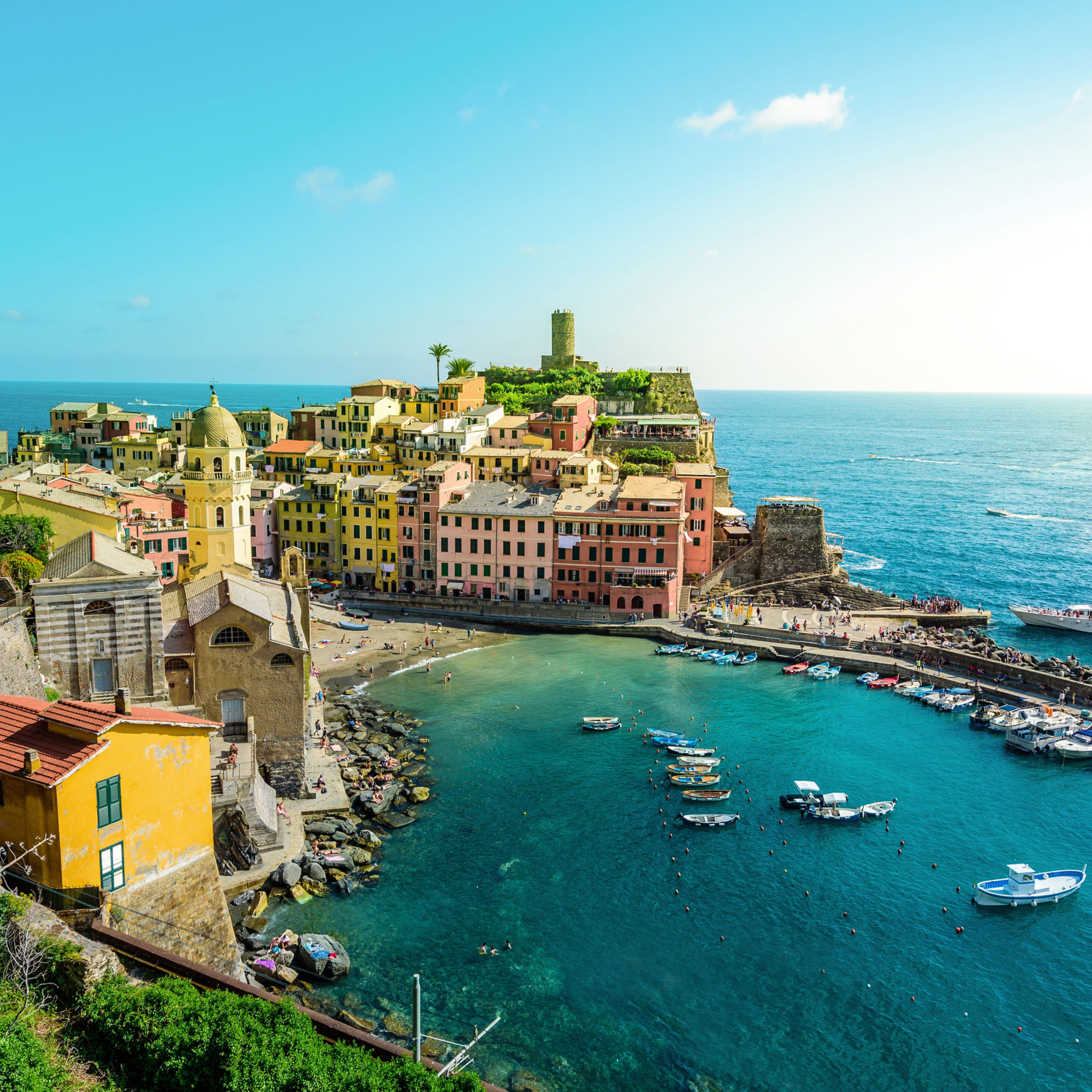 Bunte Häuser und Boote in Vernazza, Cinque Terre, am Meer. Bunte Häuser und Boote in Vernazza, Cinque Terre, am Meer.
