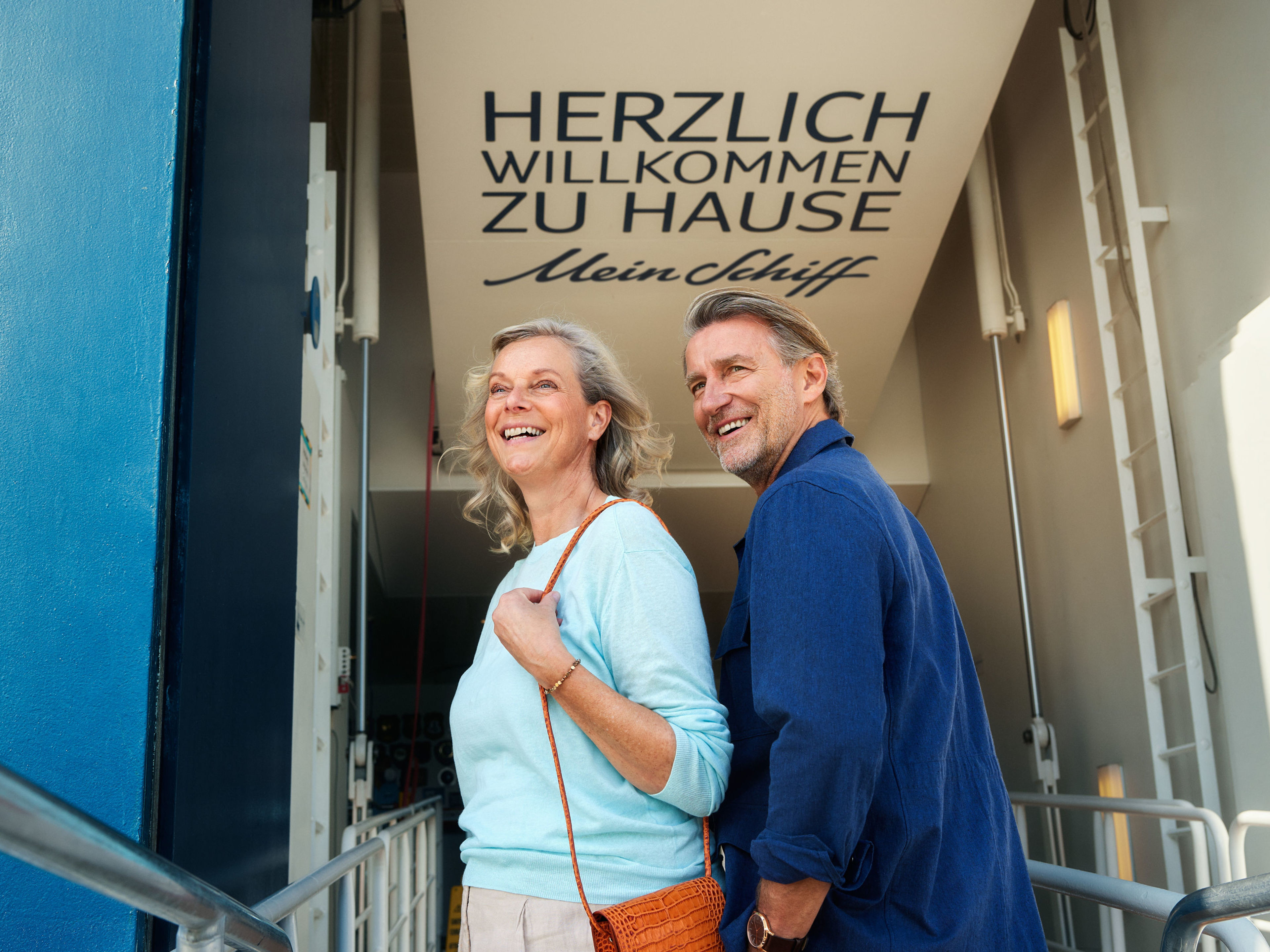 Lächelndes Paar betritt Kreuzfahrtschiff der Mein Schiff® Flotte. Lächelndes Paar betritt Kreuzfahrtschiff der Mein Schiff® Flotte.