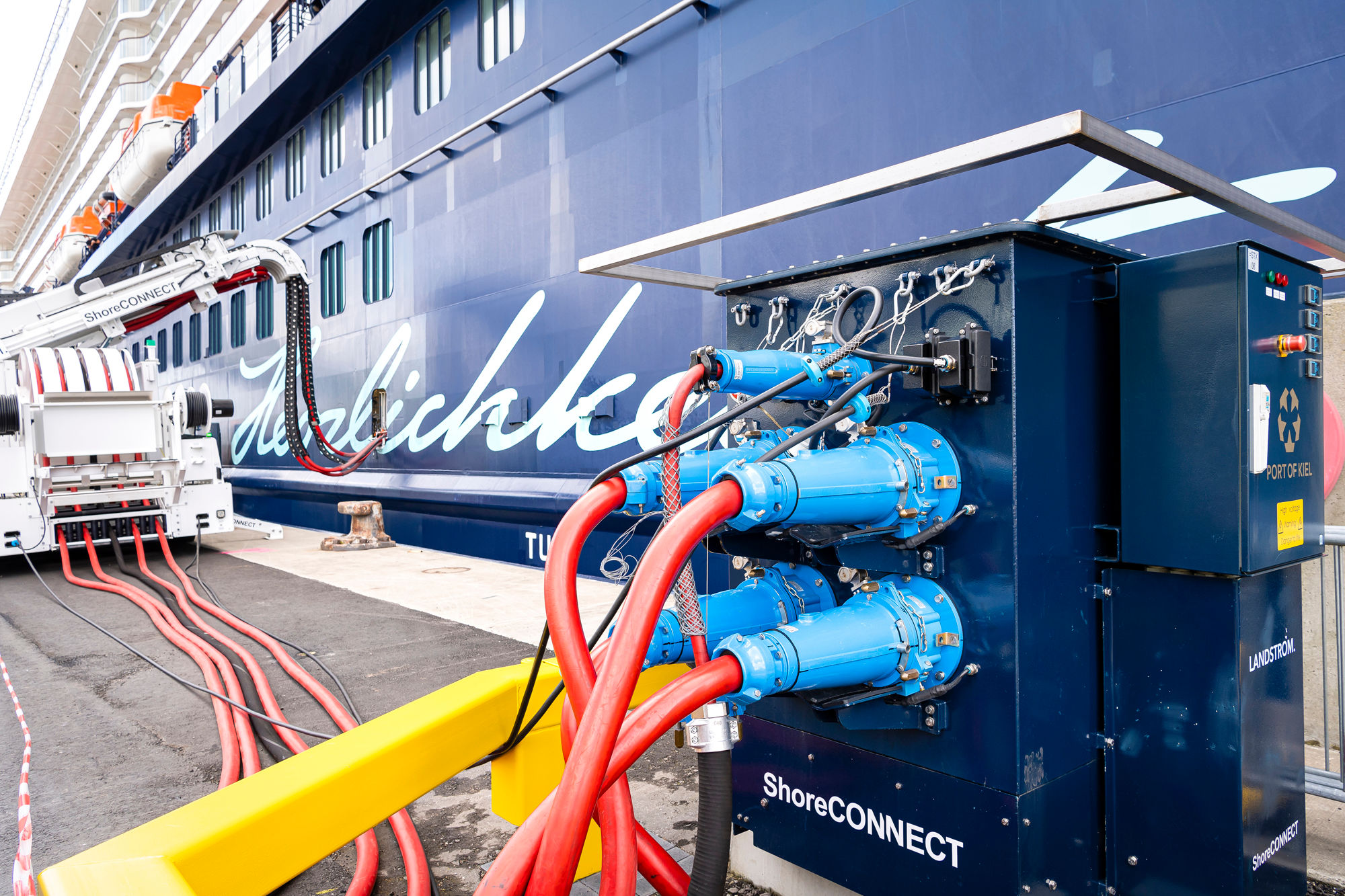 Kreuzfahrtschiff der Mein Schiff® Flotte im Hafen von Kiel, Landstromanschluss.