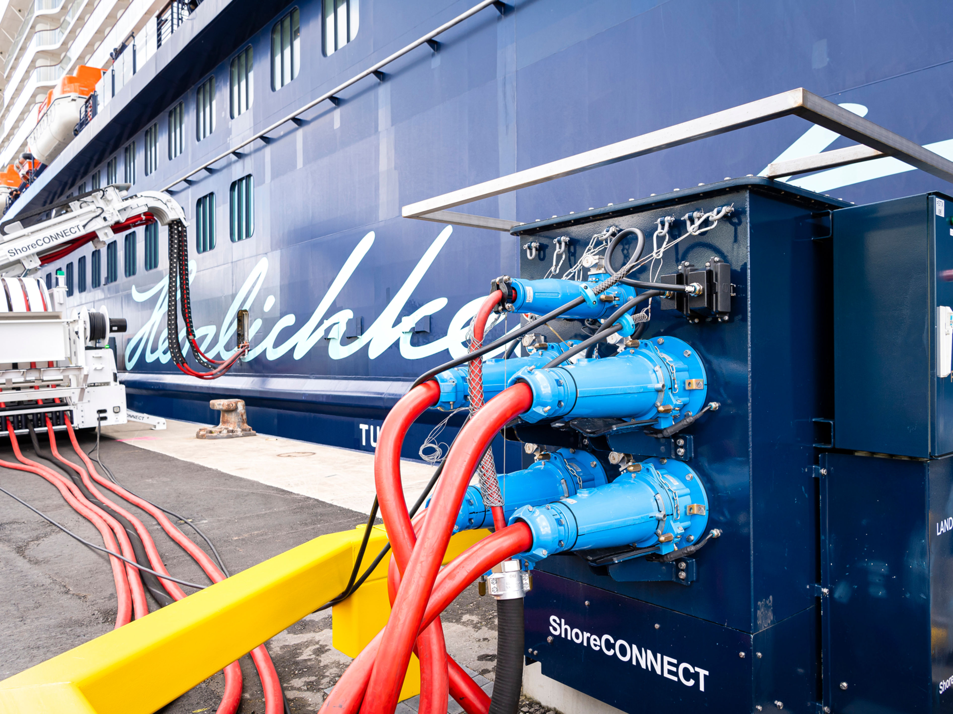 Kreuzfahrtschiff der Mein Schiff® Flotte im Hafen von Kiel, Landstromanschluss. Kreuzfahrtschiff der Mein Schiff® Flotte im Hafen von Kiel, Landstromanschluss.