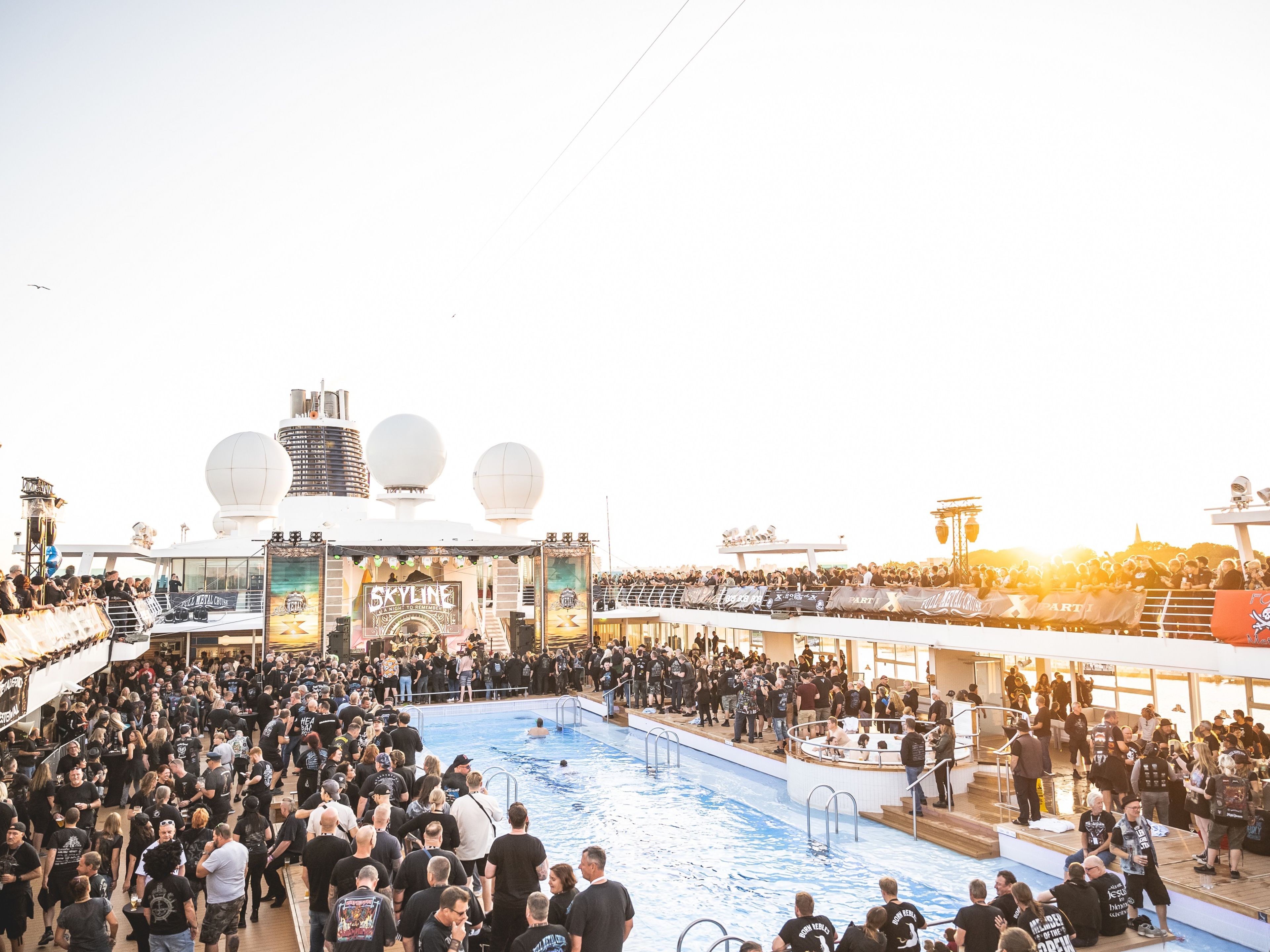 Menschenmenge bei Sonnenuntergang auf Kreuzfahrtschiff der Mein Schiff® Flotte, Pooldeck, Konzertbühne. Menschenmenge bei Sonnenuntergang auf Kreuzfahrtschiff der Mein Schiff® Flotte, Pooldeck, Konzertbühne.