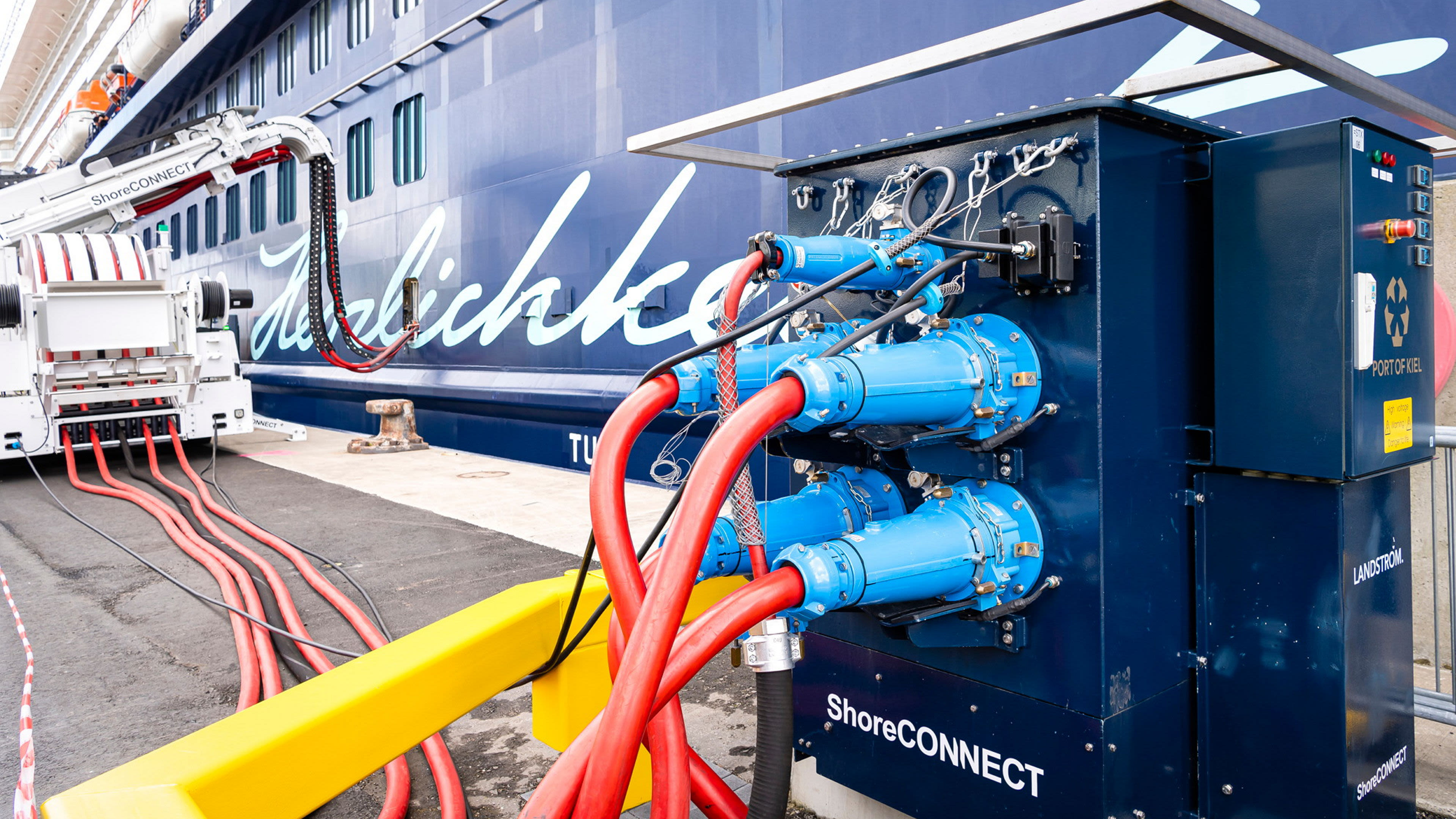 Kreuzfahrtschiff der Mein Schiff® Flotte im Hafen von Kiel, Landstromanschluss.