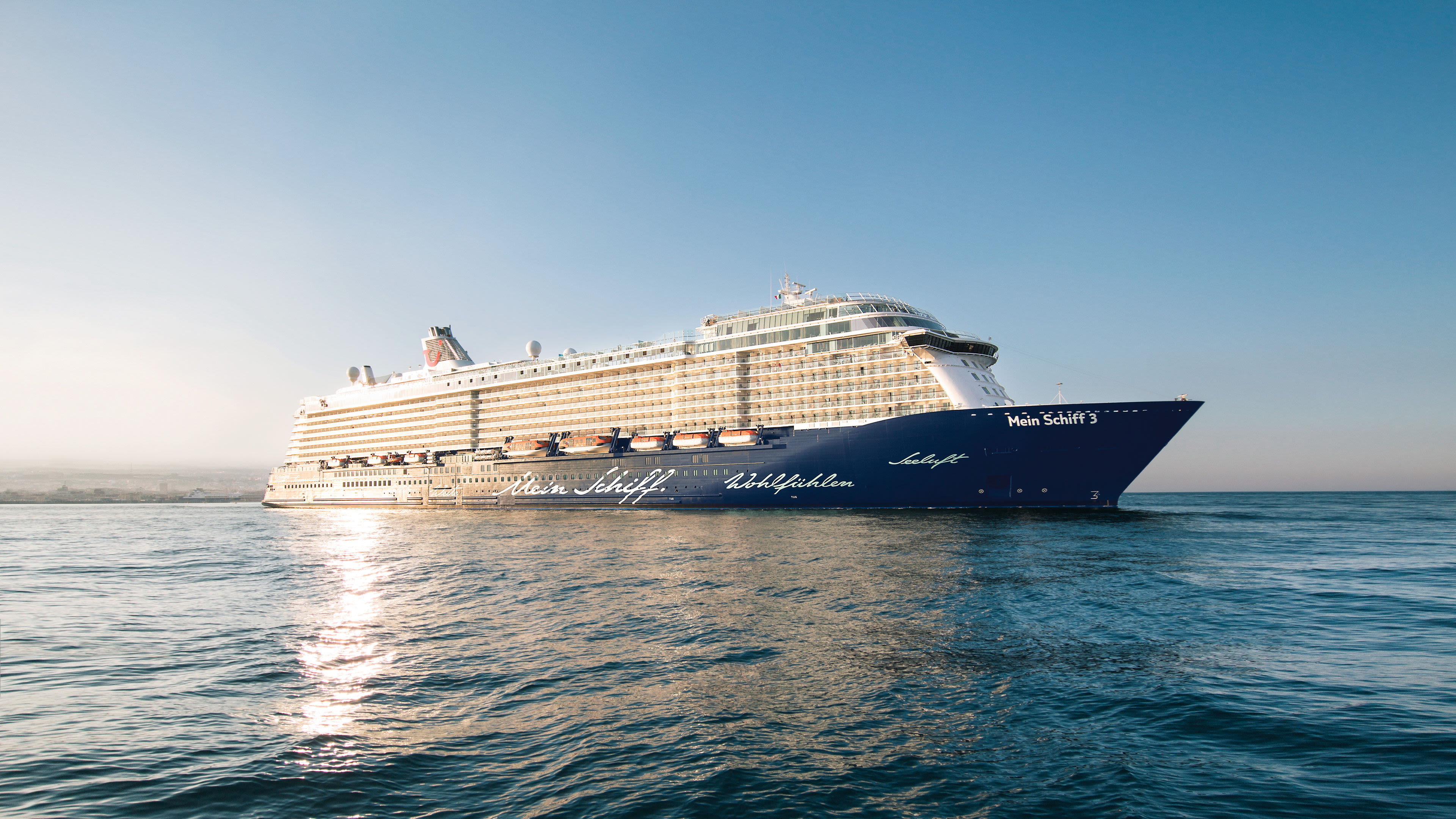 Kreuzfahrtschiff der Mein Schiff® Flotte auf offenem Meer bei Sonnenuntergang. Kreuzfahrtschiff der Mein Schiff® Flotte auf offenem Meer bei Sonnenuntergang.