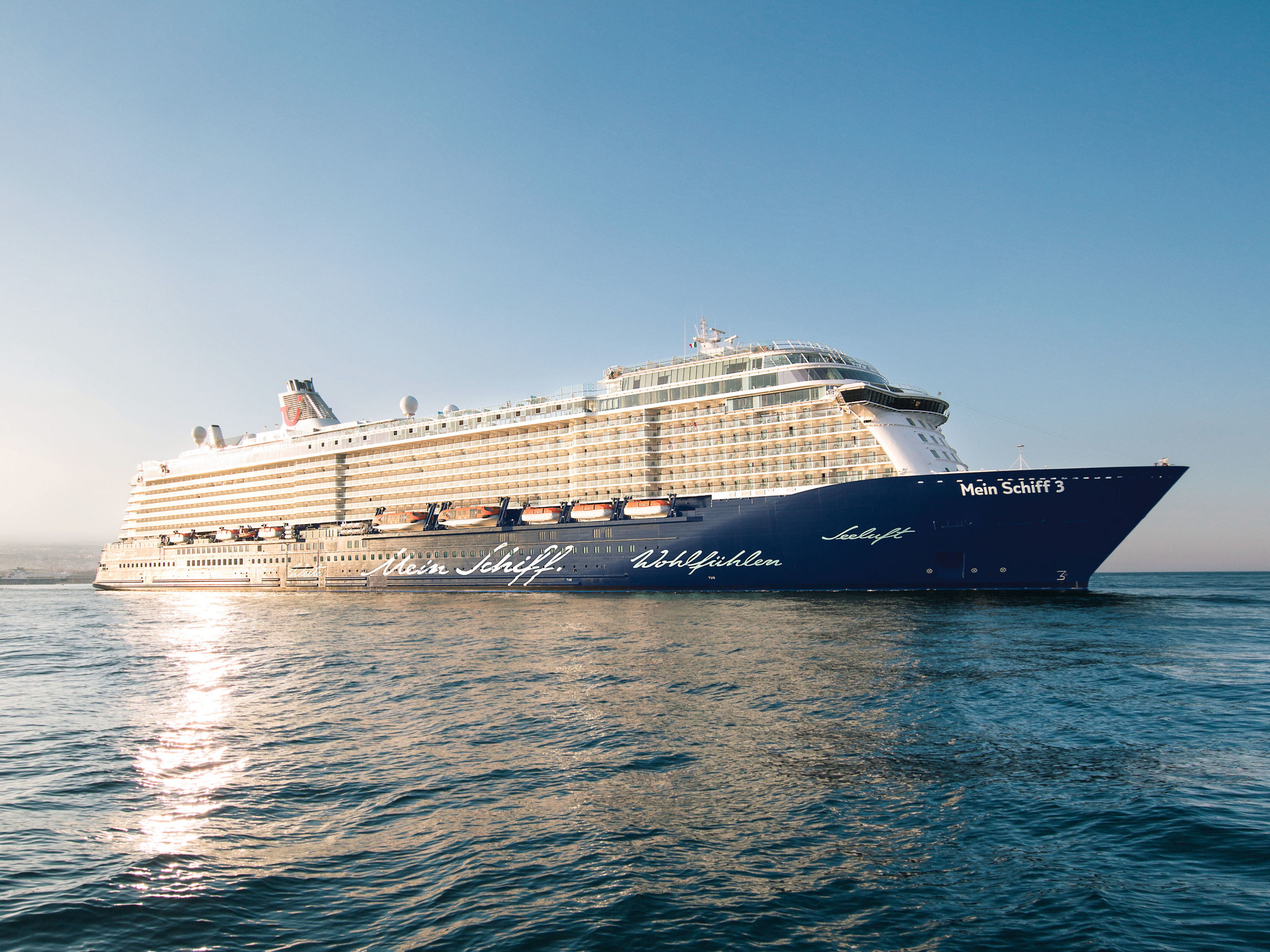 Kreuzfahrtschiff der Mein Schiff® Flotte auf offenem Meer bei Sonnenuntergang. Kreuzfahrtschiff der Mein Schiff® Flotte auf offenem Meer bei Sonnenuntergang.