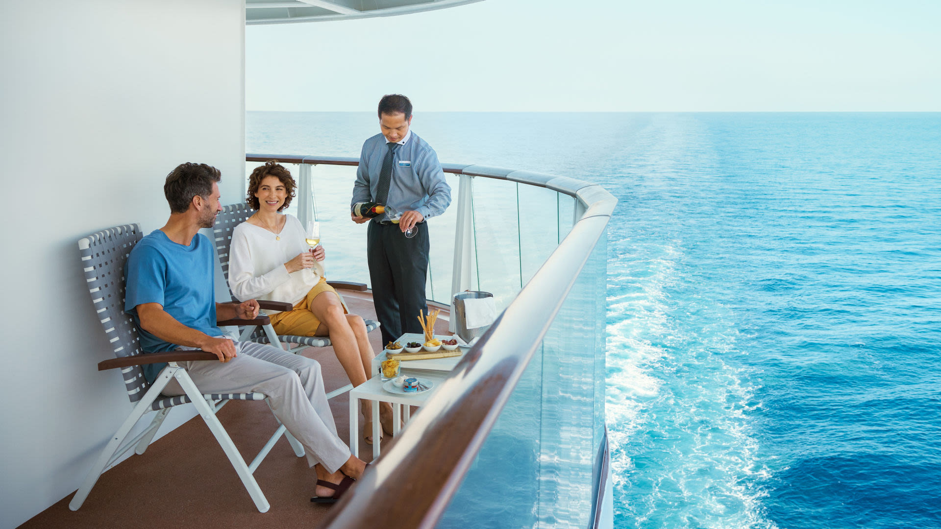 Paar genießt Frühstück auf Kreuzfahrtschiff der Mein Schiff® Flotte.