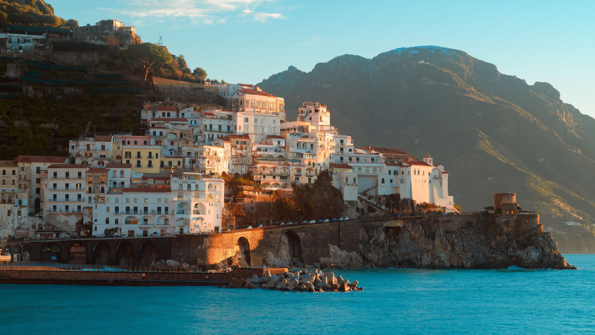 Küstenstadt Amalfi bei Sonnenuntergang, bunte Häuser, blaues Meer. Küstenstadt Amalfi bei Sonnenuntergang, bunte Häuser, blaues Meer.