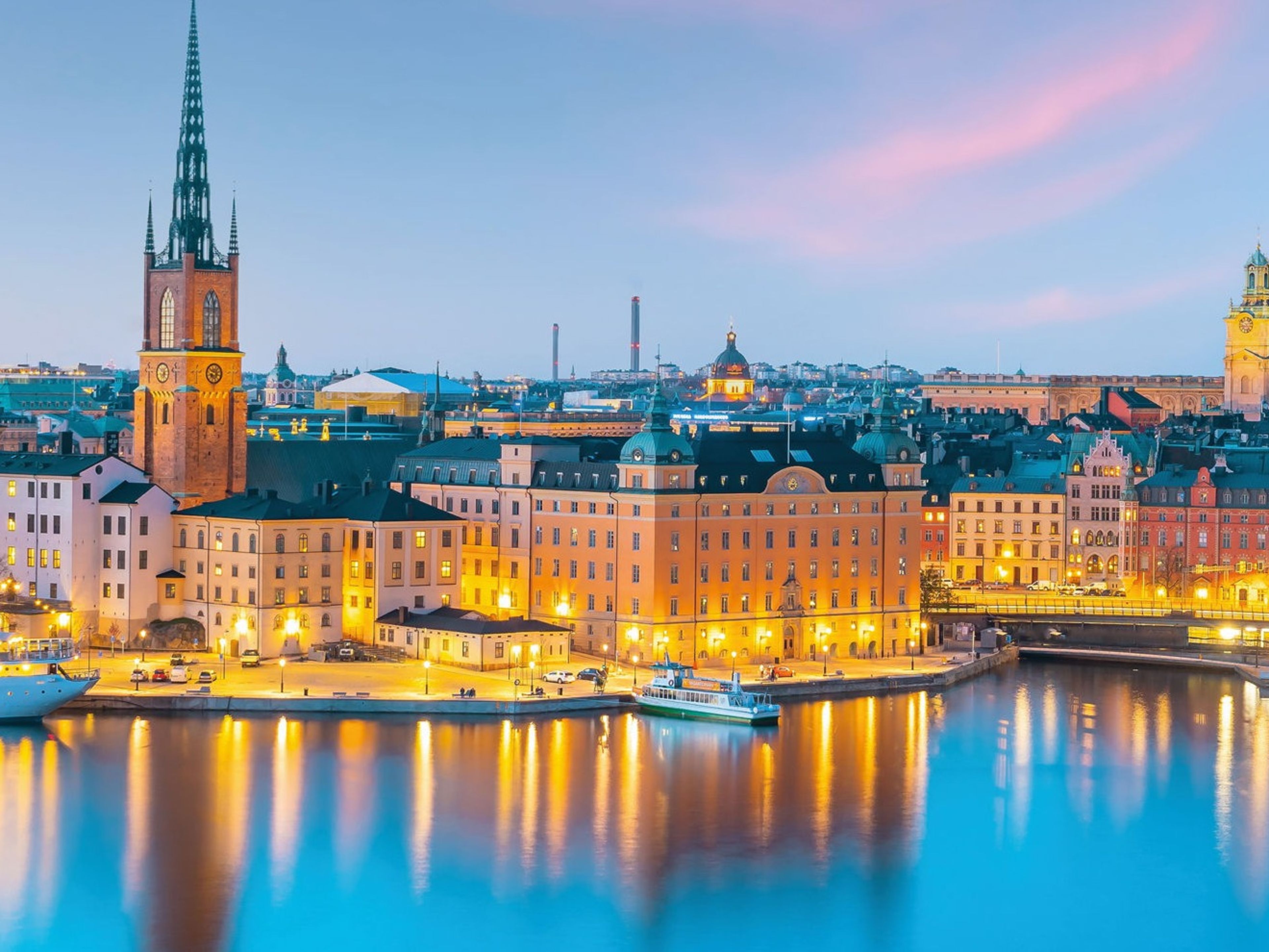Stockholm bei Dämmerung, beleuchtete Gebäude und Kirche am Wasser. Stockholm bei Dämmerung, beleuchtete Gebäude und Kirche am Wasser.