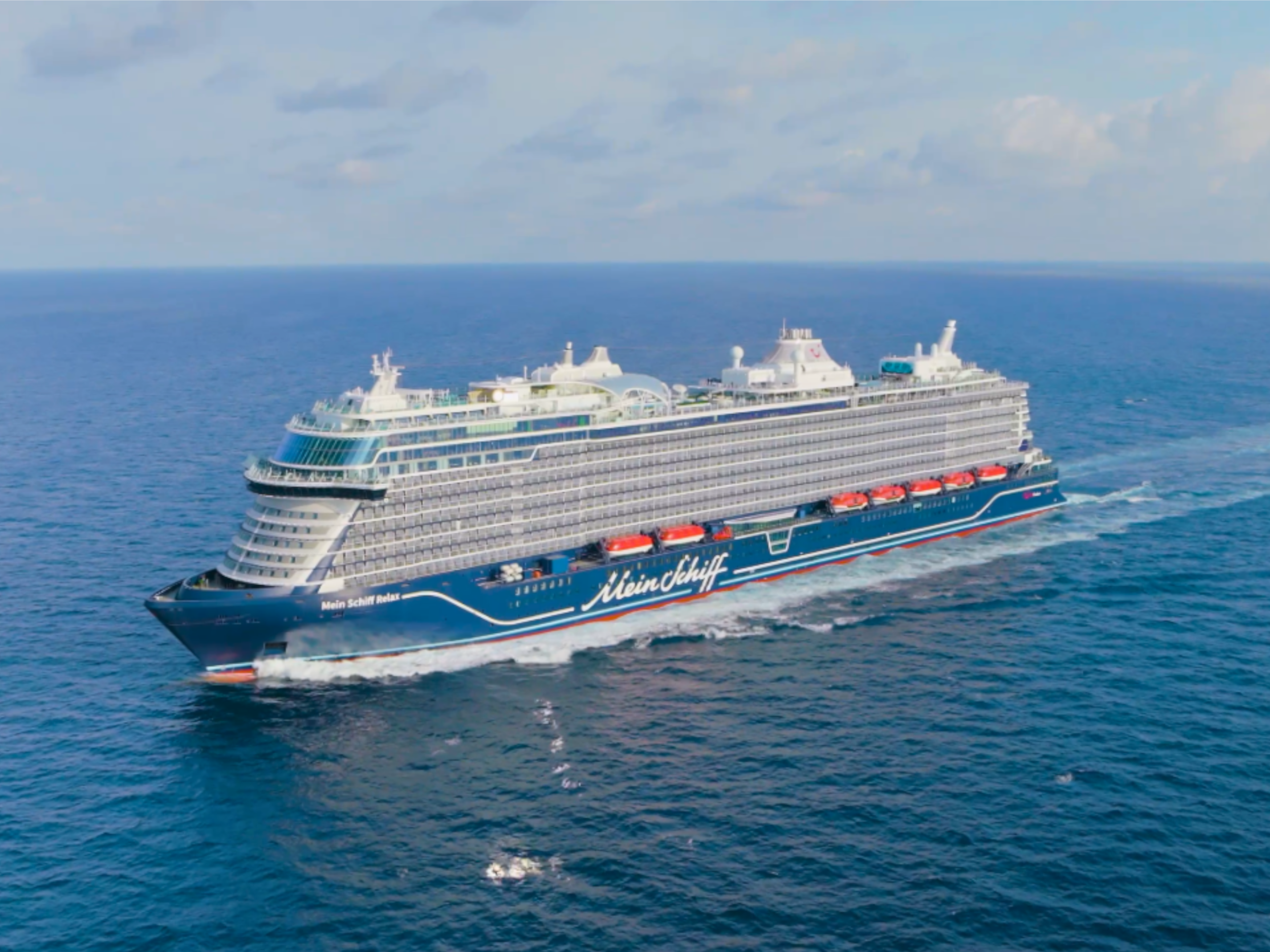 Kreuzfahrtschiff der Mein Schiff® Flotte auf offenem Meer. Kreuzfahrtschiff der Mein Schiff® Flotte auf offenem Meer.