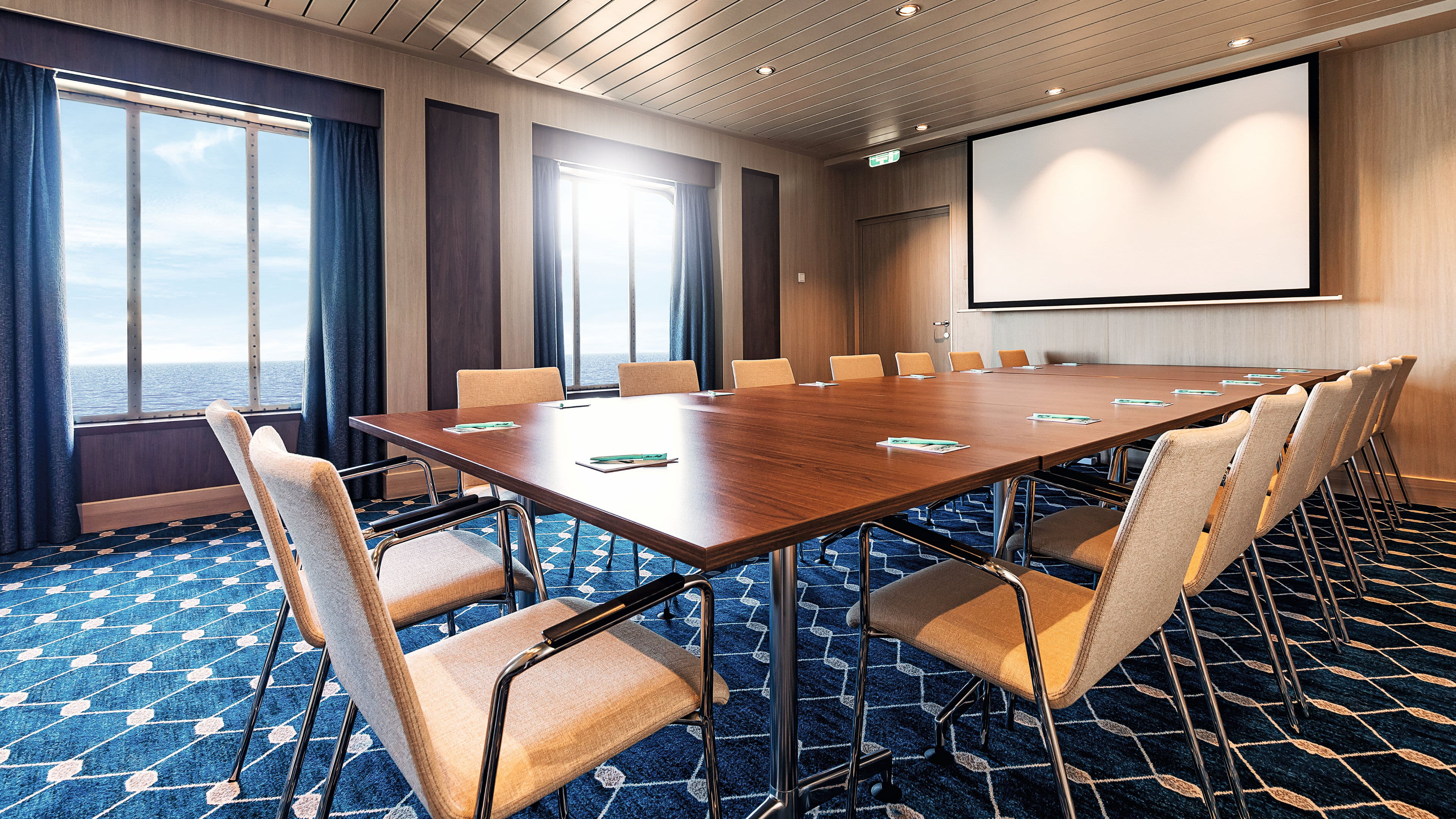Konferenzraum mit großem Holztisch, Stühlen, Fensterblick auf das Meer, Leinwand. Konferenzraum mit großem Holztisch, Stühlen, Fensterblick auf das Meer, Leinwand.