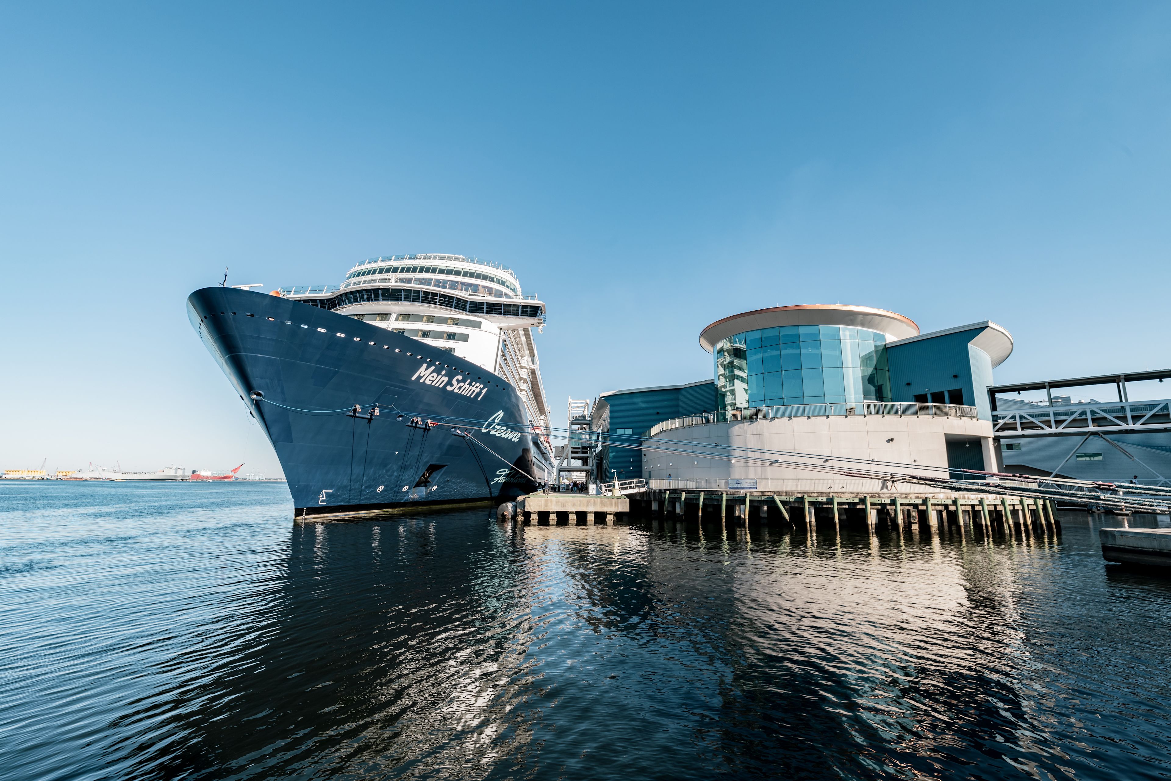 Kreuzfahrtschiff der Mein Schiff® Flotte am Hafen bei blauem Himmel. Kreuzfahrtschiff der Mein Schiff® Flotte am Hafen bei blauem Himmel.