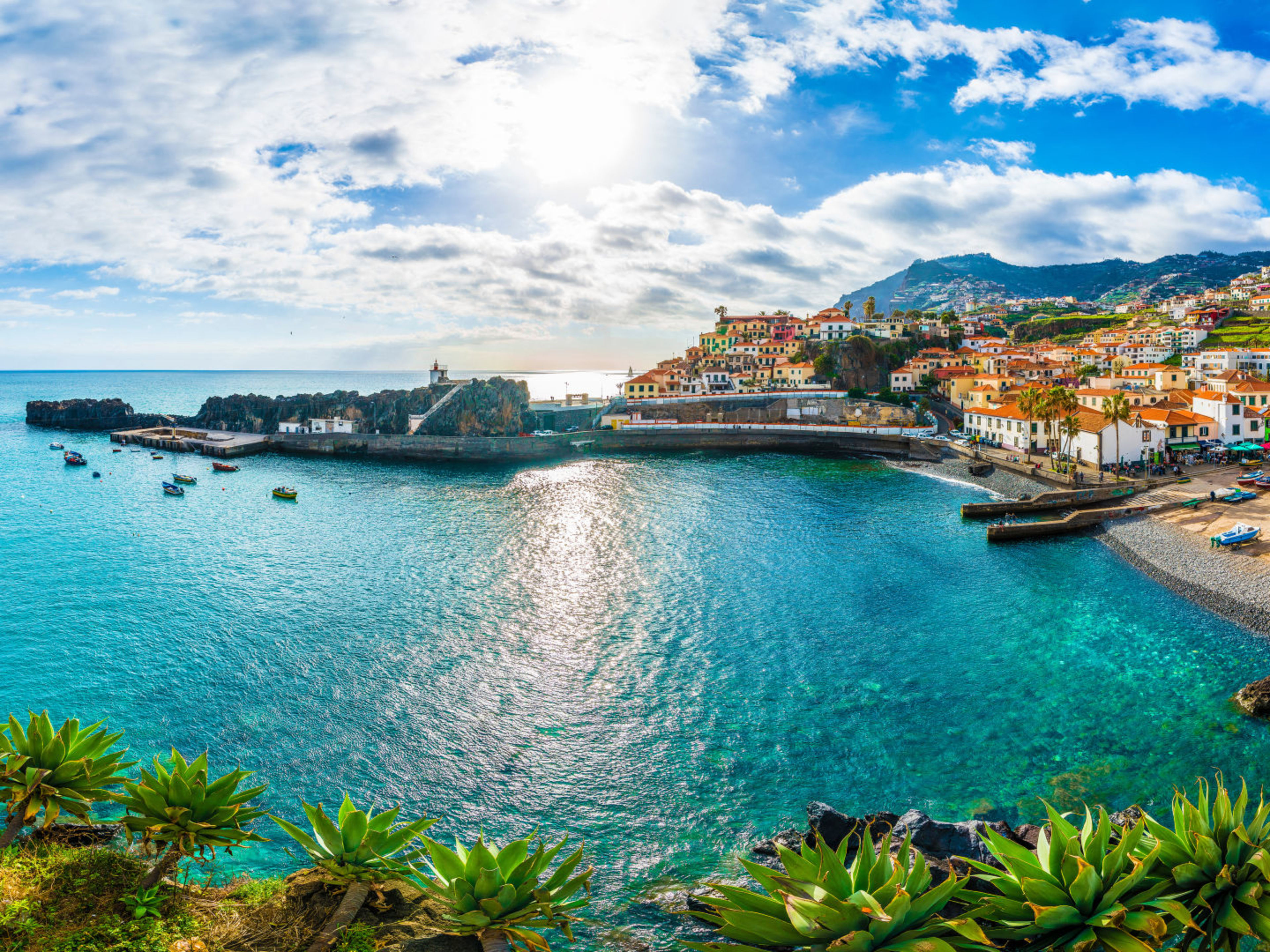 Küstenstadt Camara de Lobos, Madeira, mit bunten Häusern und blauem Meer. Küstenstadt Camara de Lobos, Madeira, mit bunten Häusern und blauem Meer.
