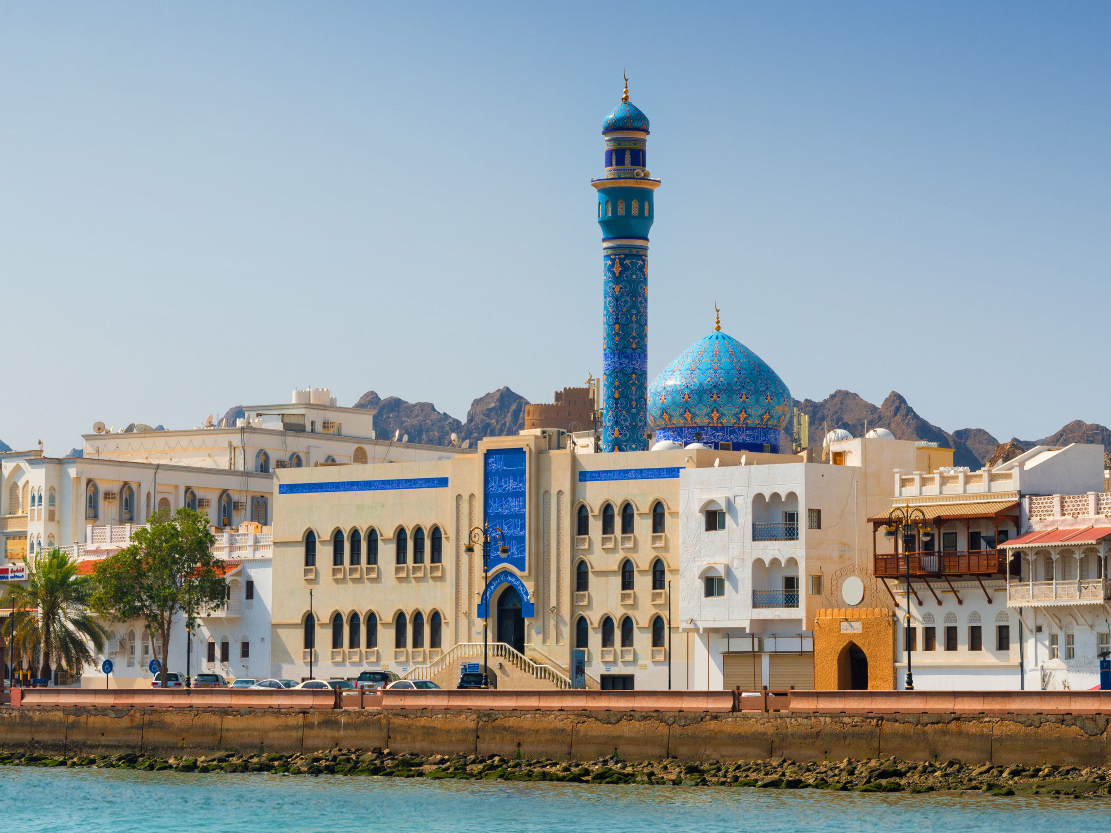 Blaue Moschee und Gebäude in Maskat, Oman, vor Bergen. Blaue Moschee und Gebäude in Maskat, Oman, vor Bergen.