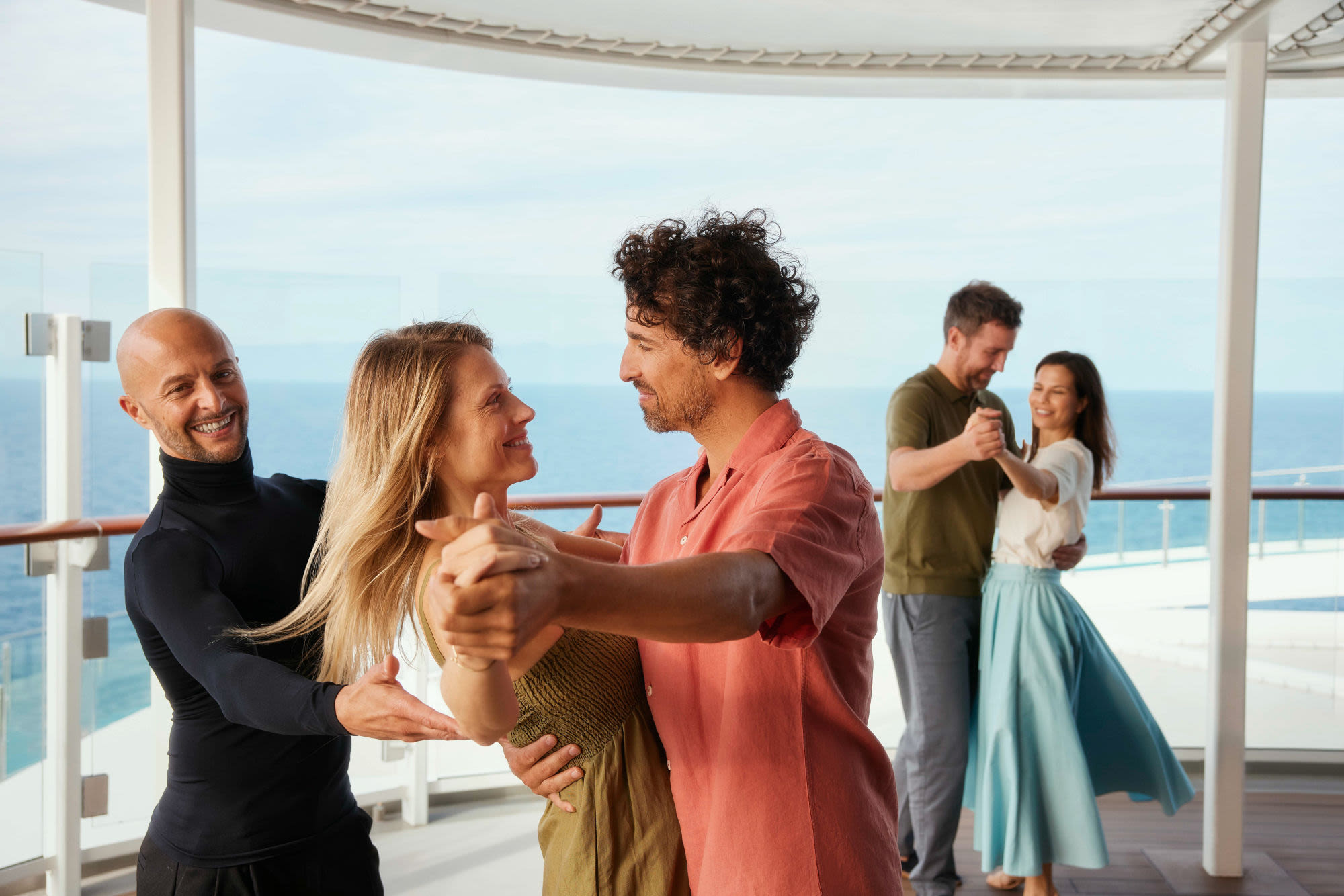 Paare tanzen auf Kreuzfahrtschiff der Mein Schiff® Flotte.
