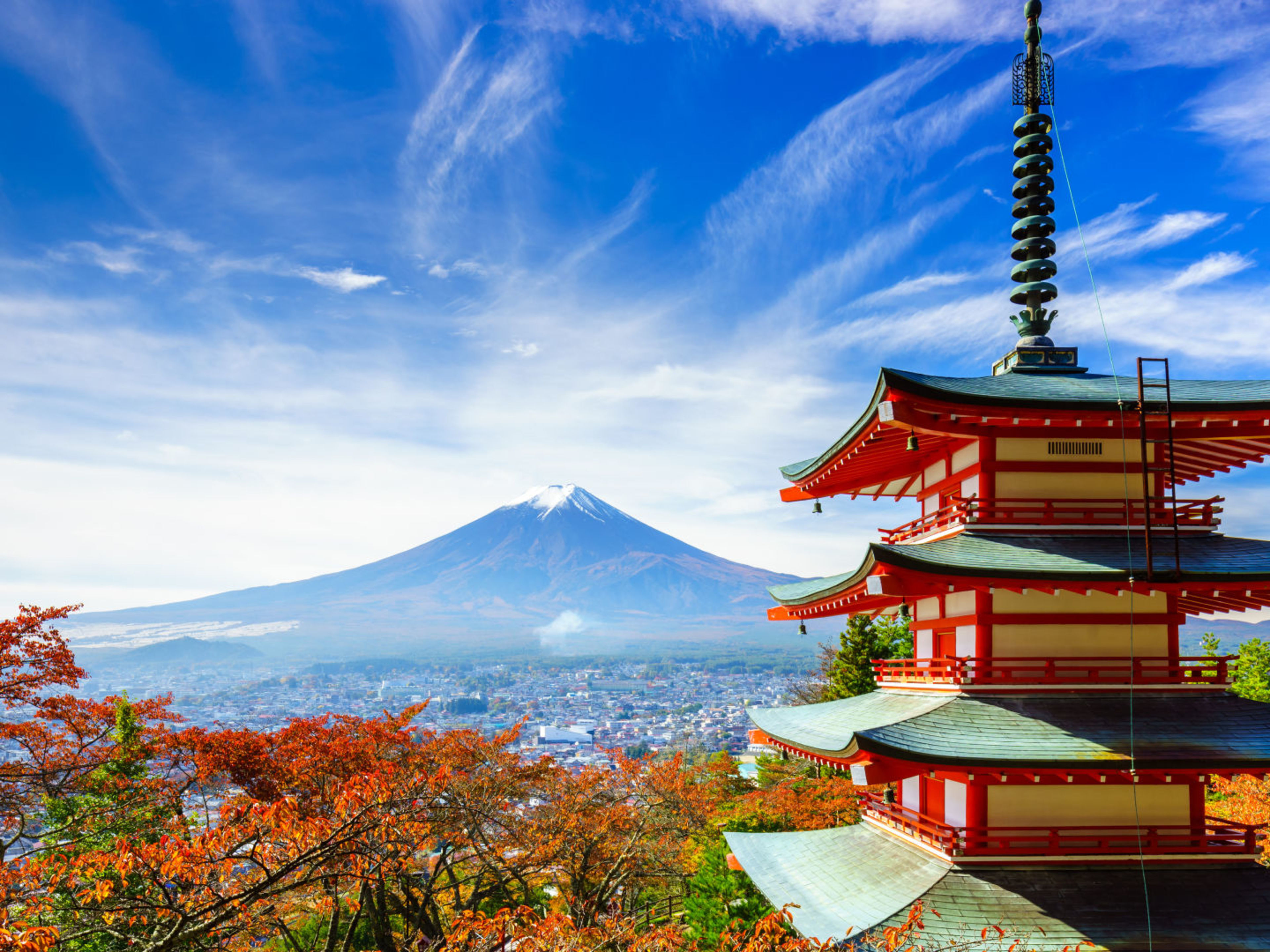 Pagode vor dem Fuji, Herbstlaub, blauer Himmel, Japan. Pagode vor dem Fuji, Herbstlaub, blauer Himmel, Japan.