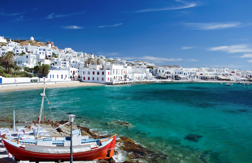 Küstenstadt Mykonos mit blauem Meer und weißen Häusern. Küstenstadt Mykonos mit blauem Meer und weißen Häusern.