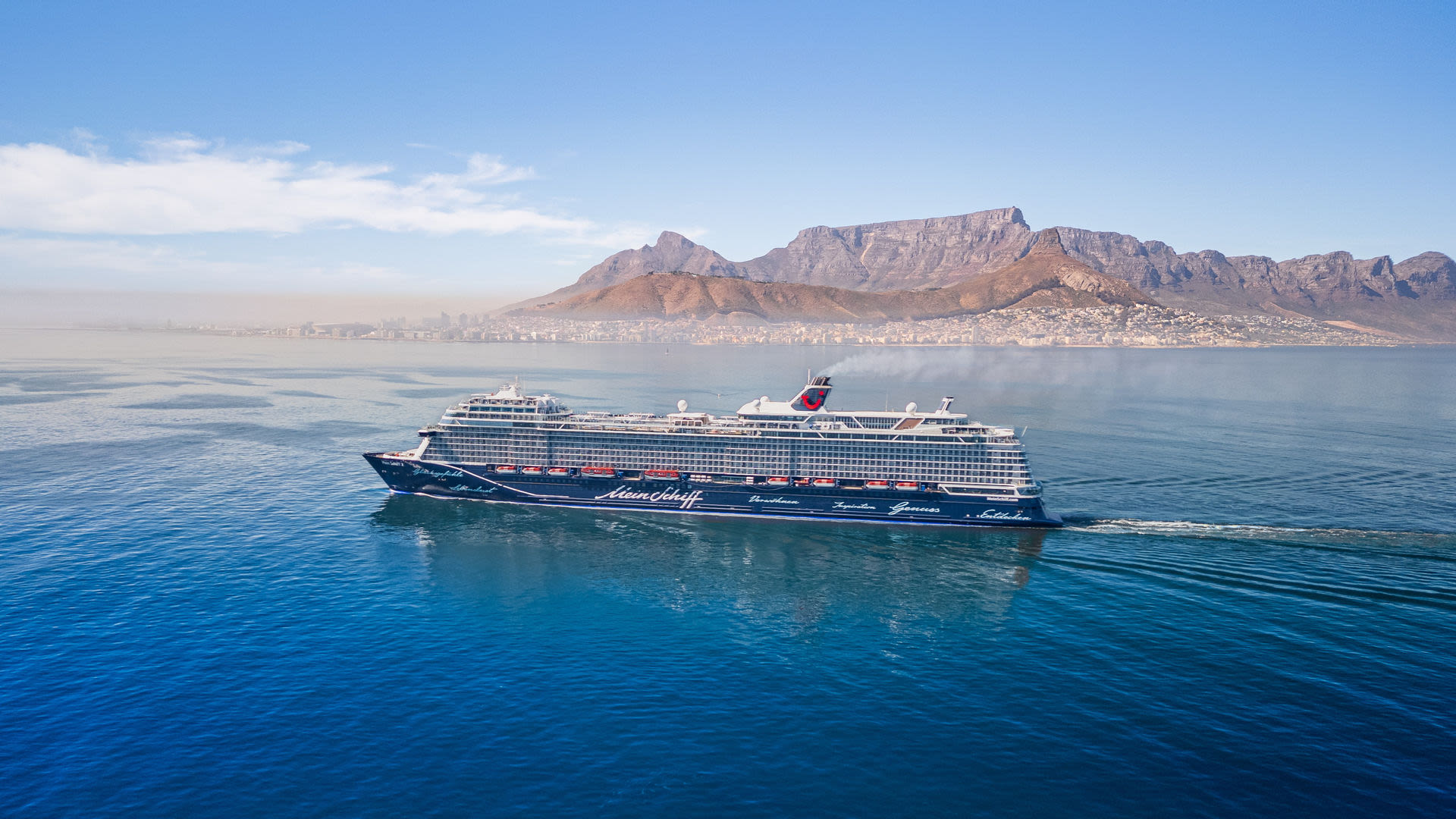 Kreuzfahrtschiff der Mein Schiff® Flotte vor Tafelberg, Kapstadt. Kreuzfahrtschiff der Mein Schiff® Flotte vor Tafelberg, Kapstadt.