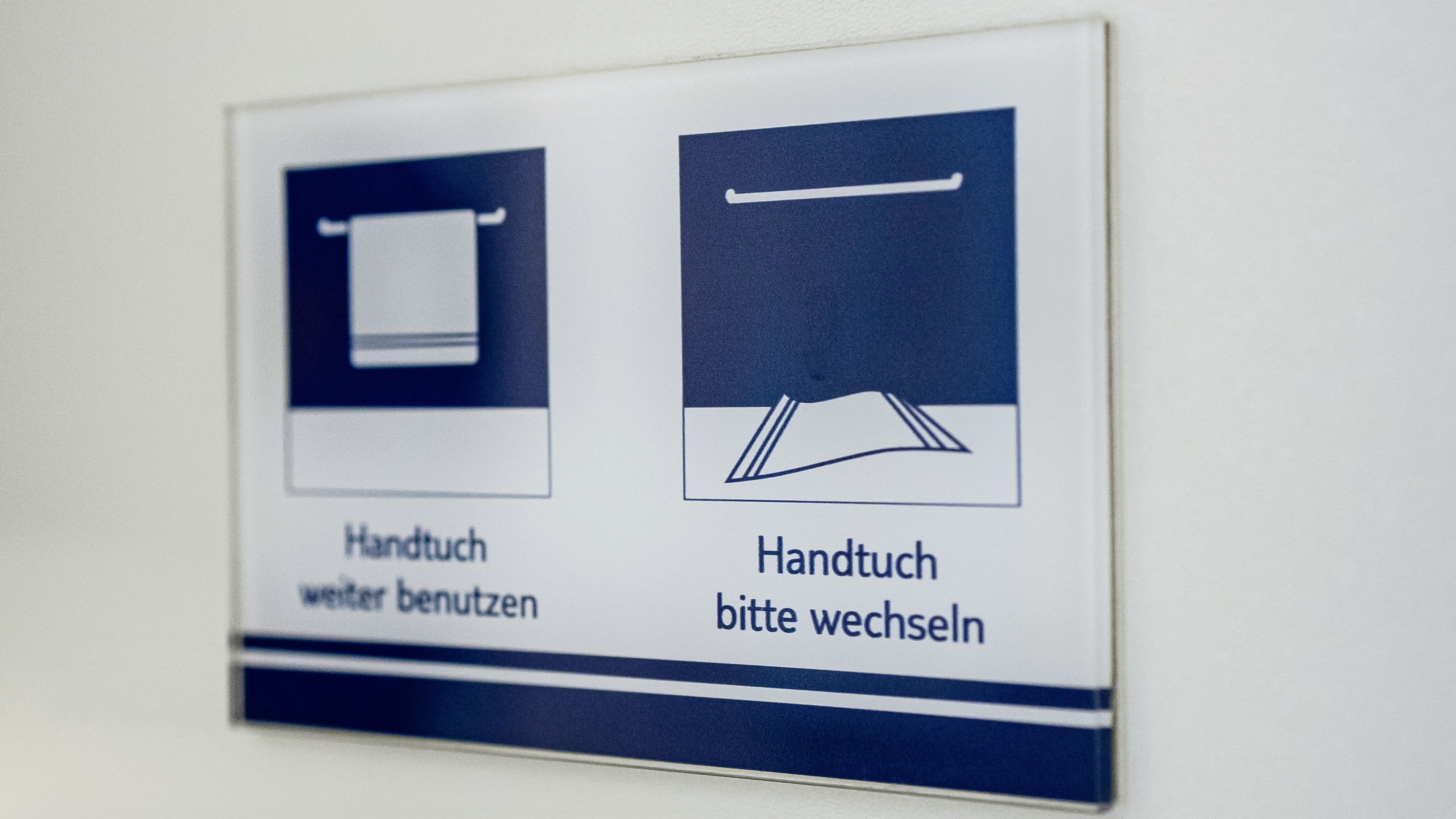 Schild mit Handtuchsymbolen, links hängen, rechts wechseln.