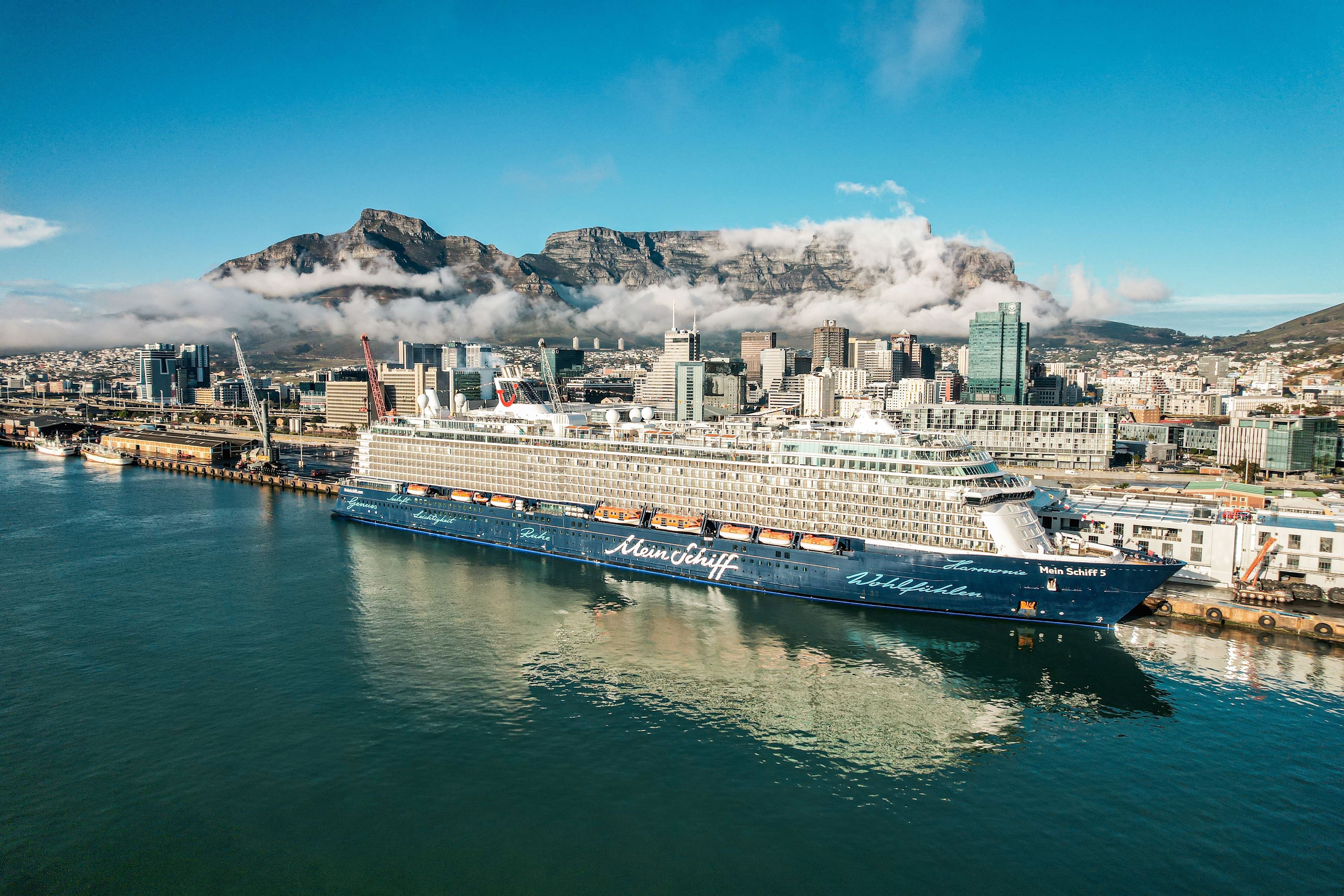 Kreuzfahrtschiff der Mein Schiff® Flotte im Hafen von Kapstadt vor Tafelberg.