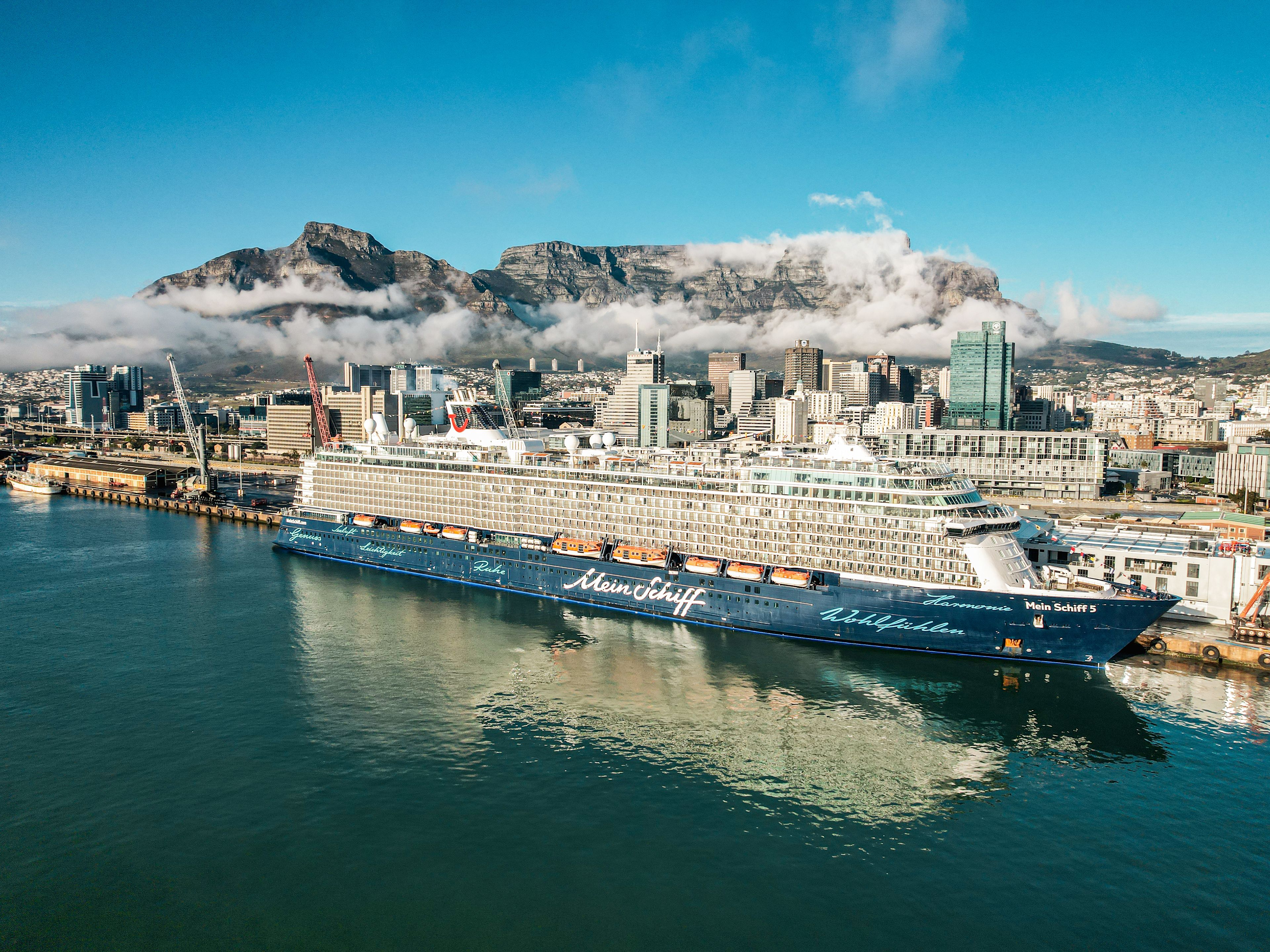 Kreuzfahrtschiff der Mein Schiff® Flotte im Hafen von Kapstadt vor Tafelberg. Kreuzfahrtschiff der Mein Schiff® Flotte im Hafen von Kapstadt vor Tafelberg.