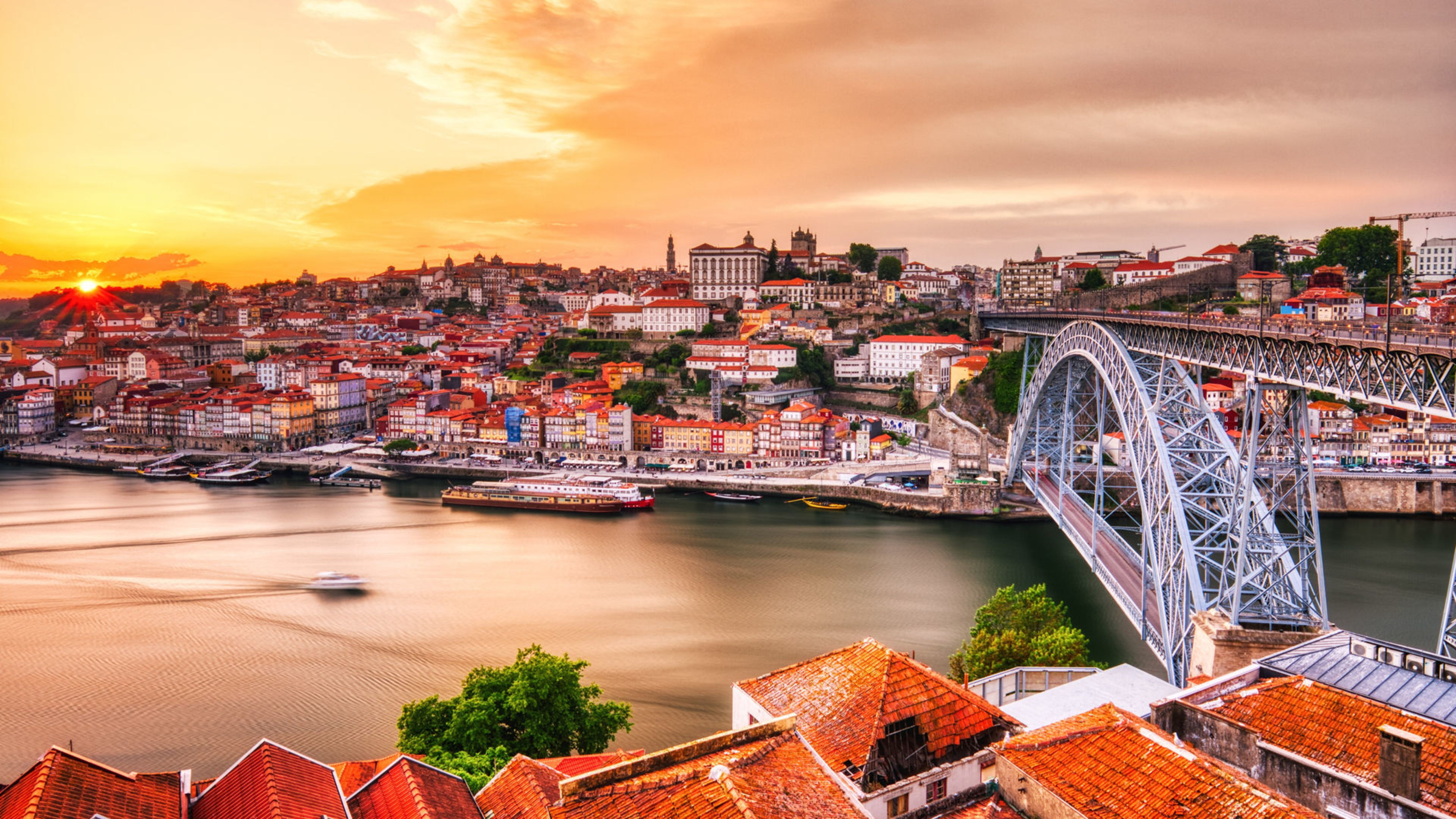Sonnenuntergang über Porto mit Brücke und Fluss Douro. Sonnenuntergang über Porto mit Brücke und Fluss Douro.