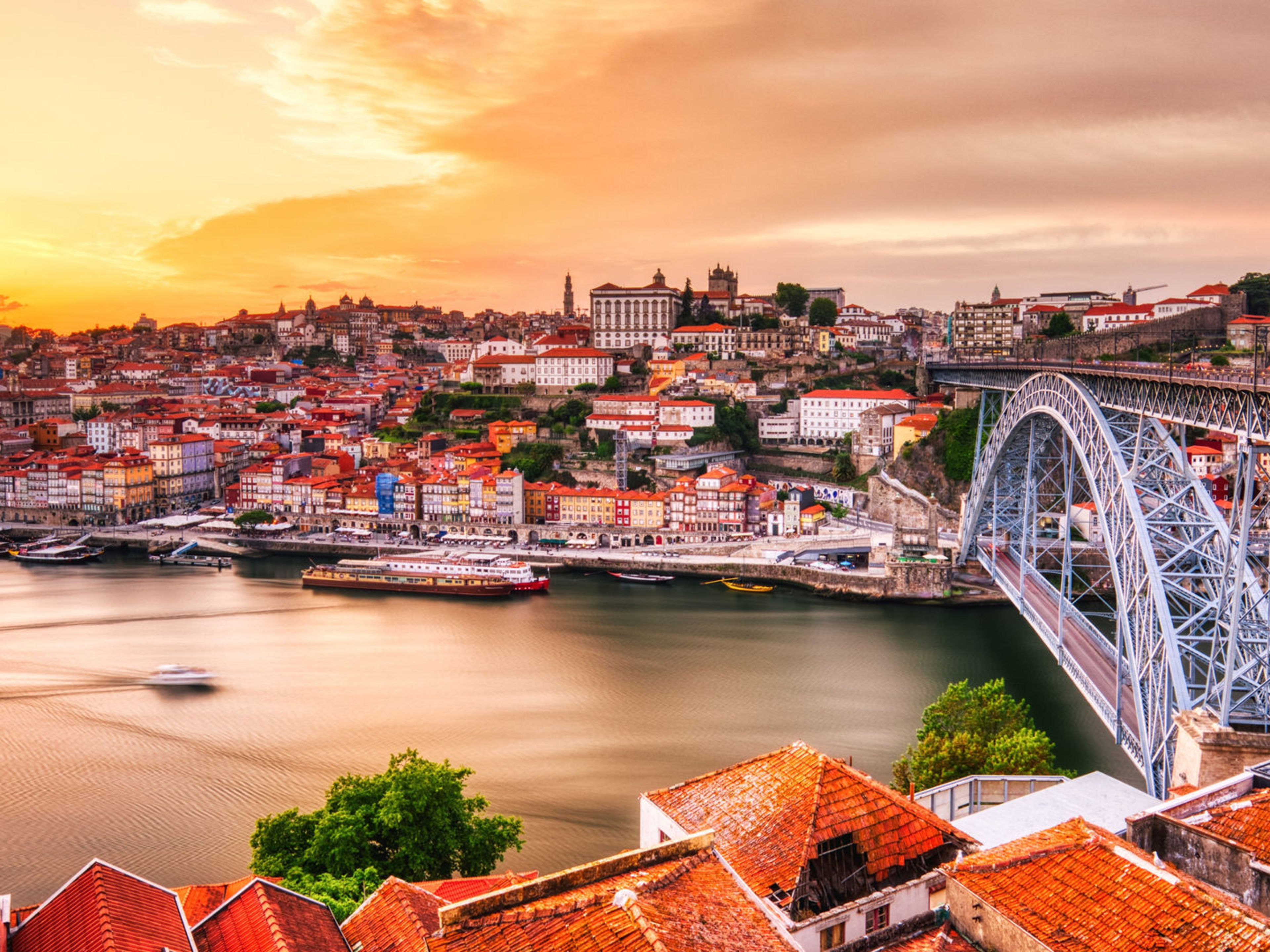 Sonnenuntergang über Porto mit Brücke und Fluss Douro. Sonnenuntergang über Porto mit Brücke und Fluss Douro.