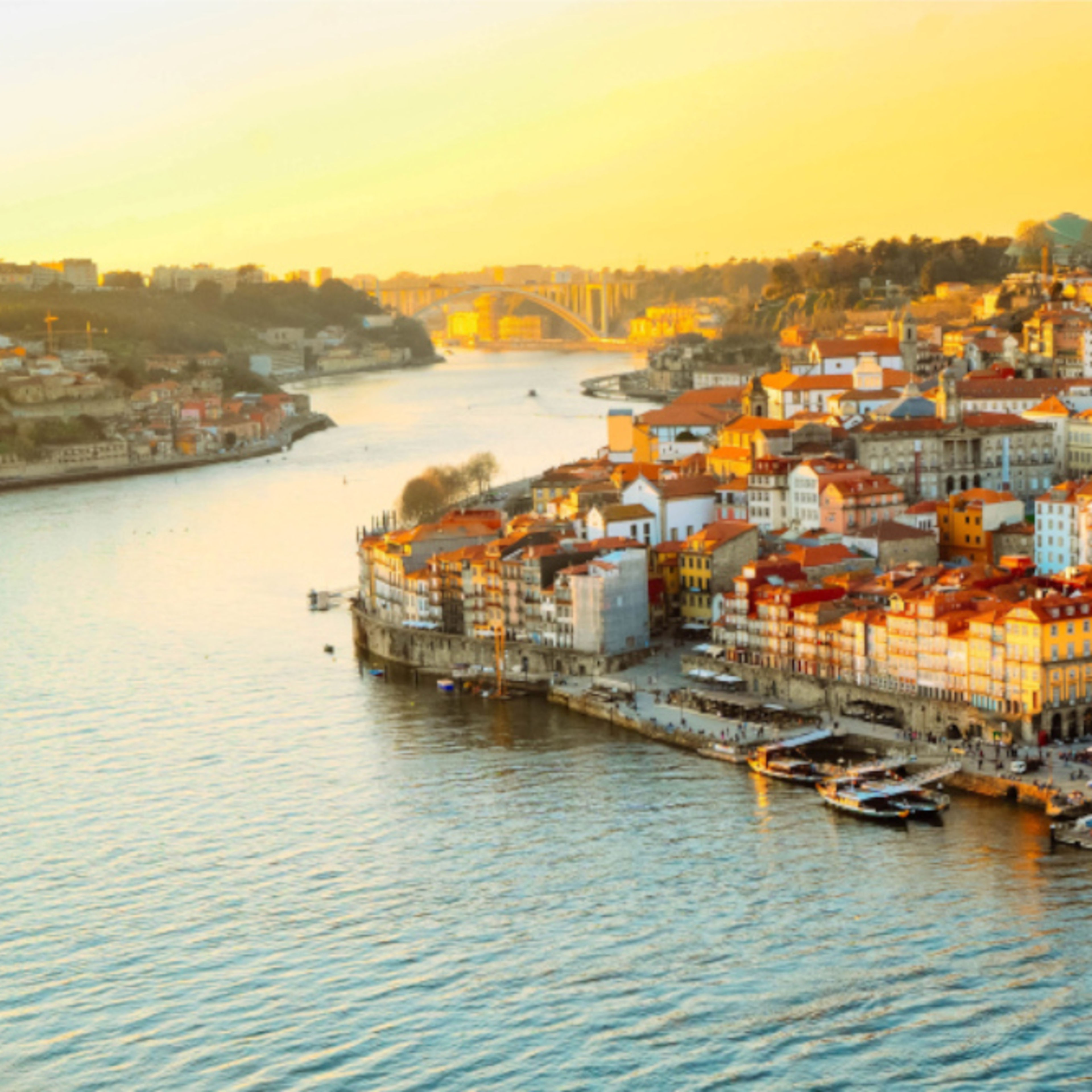 Blick auf Porto bei Sonnenuntergang, Fluss Douro, bunte Häuser. Blick auf Porto bei Sonnenuntergang, Fluss Douro, bunte Häuser.