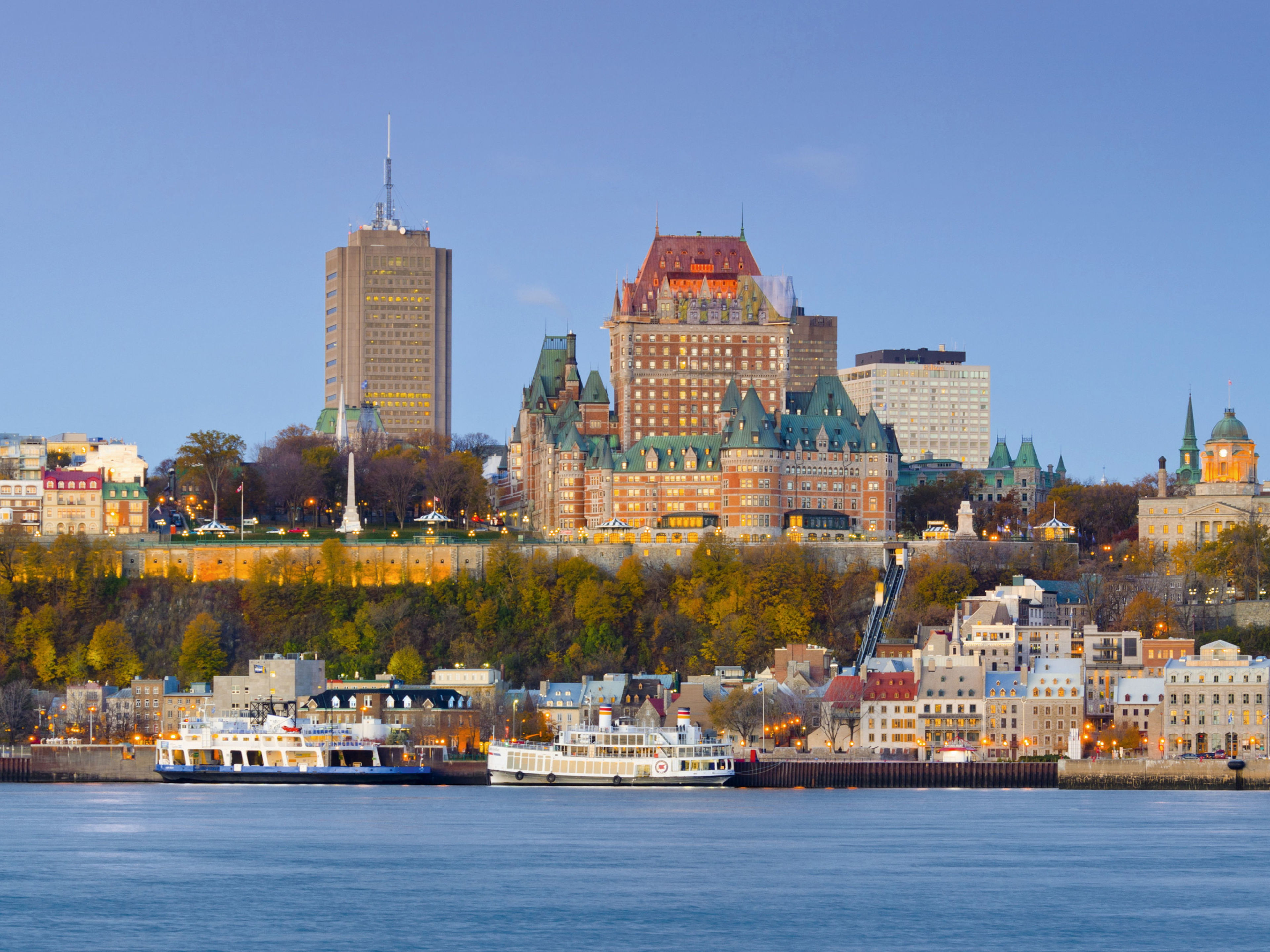 Quebec City Skyline mit Château Frontenac bei Sonnenuntergang, blauer Himmel. Quebec City Skyline mit Château Frontenac bei Sonnenuntergang, blauer Himmel.