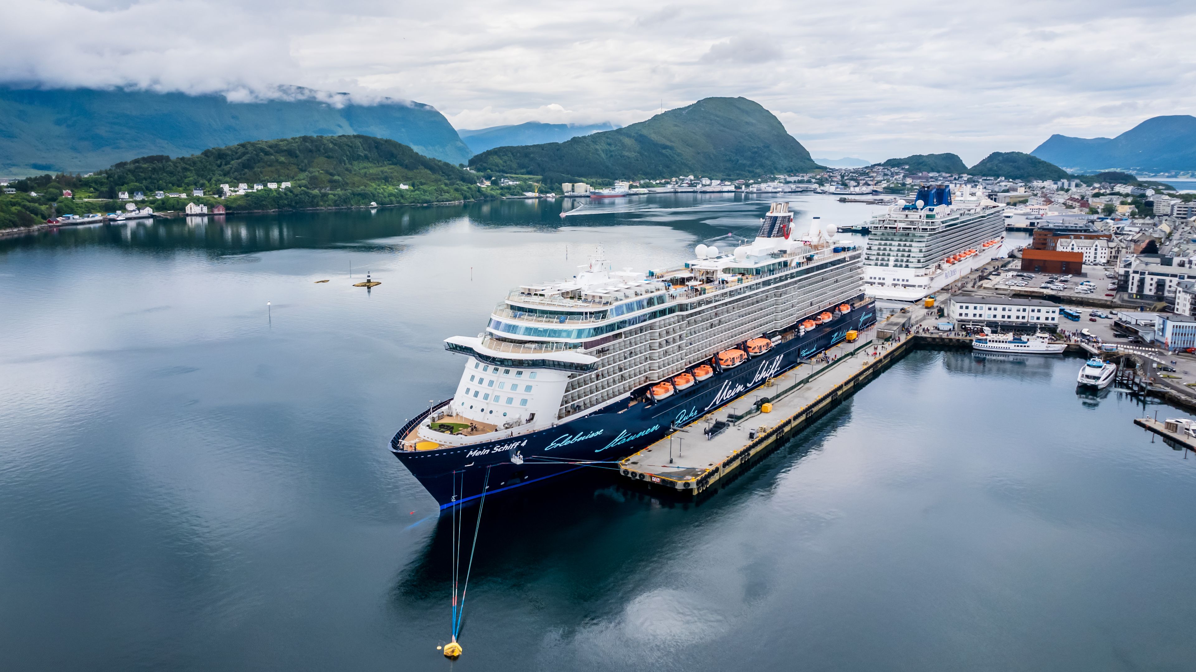 Kreuzfahrtschiff der Mein Schiff® Flotte im Hafen von Ålesund, Norwegen. Kreuzfahrtschiff der Mein Schiff® Flotte im Hafen von Ålesund, Norwegen.
