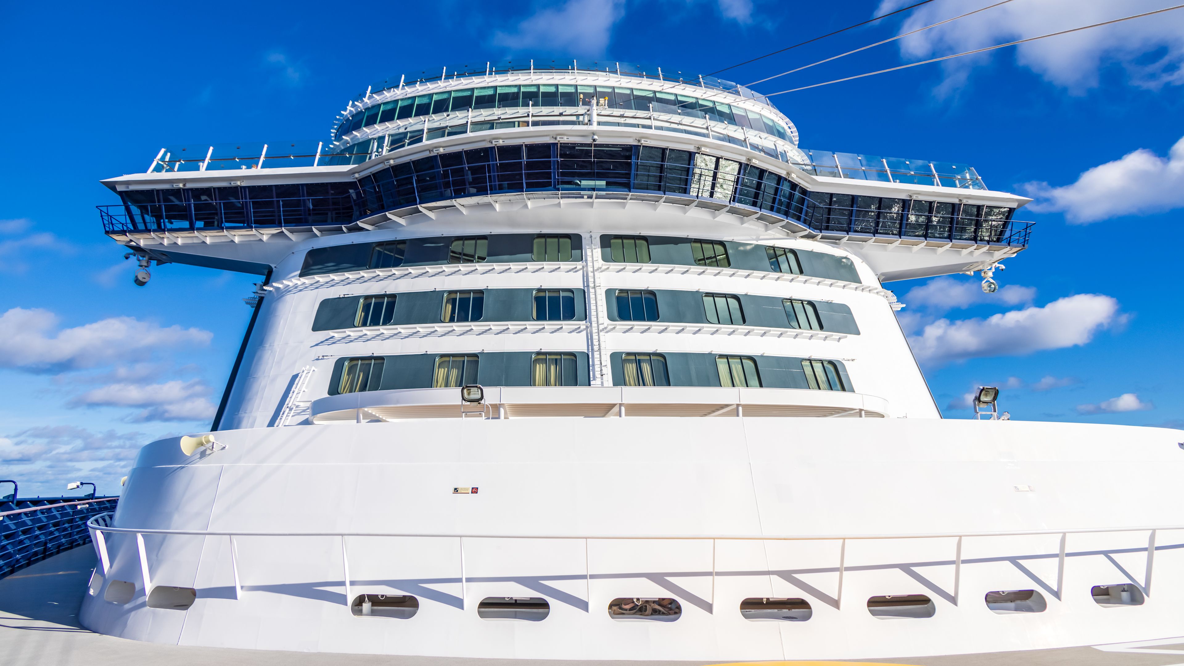 Kreuzfahrtschiff der Mein Schiff® Flotte unter blauem Himmel. Kreuzfahrtschiff der Mein Schiff® Flotte unter blauem Himmel.