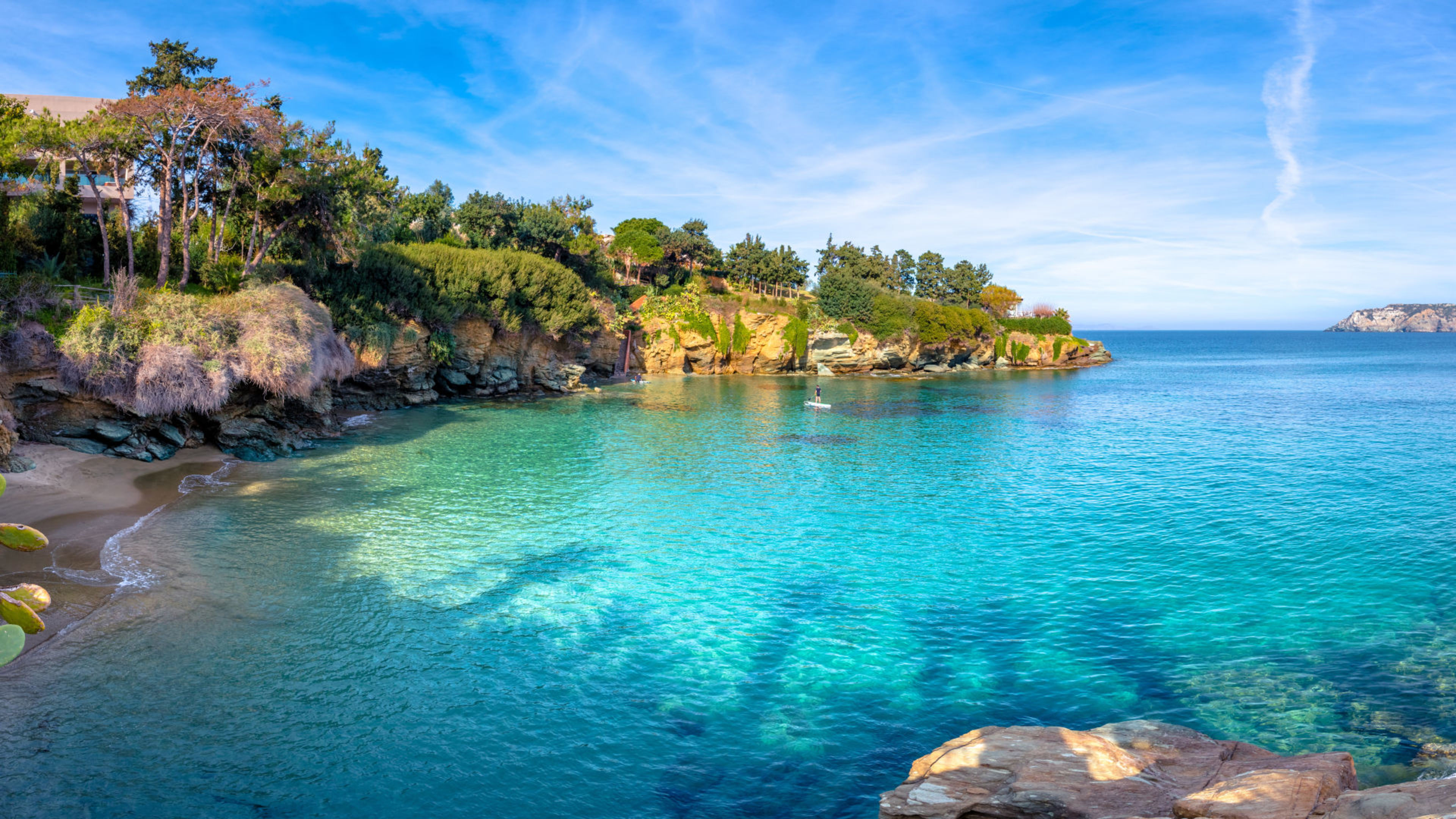 Kleine Bucht mit türkisfarbenem Wasser und grünen Klippen. Kleine Bucht mit türkisfarbenem Wasser und grünen Klippen.