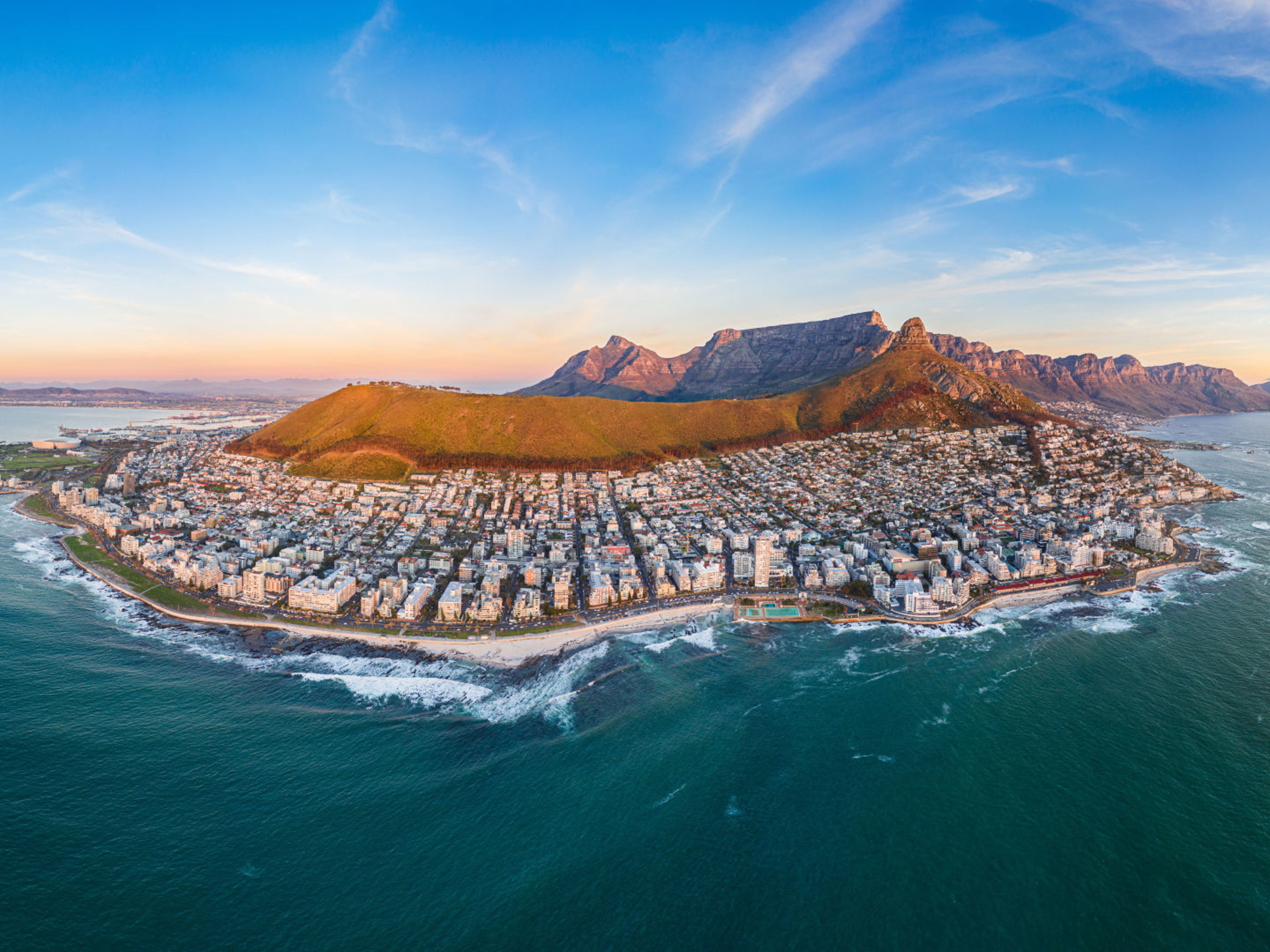 Luftaufnahme von Kapstadt mit Tafelberg und Küste bei Sonnenuntergang. Luftaufnahme von Kapstadt mit Tafelberg und Küste bei Sonnenuntergang.