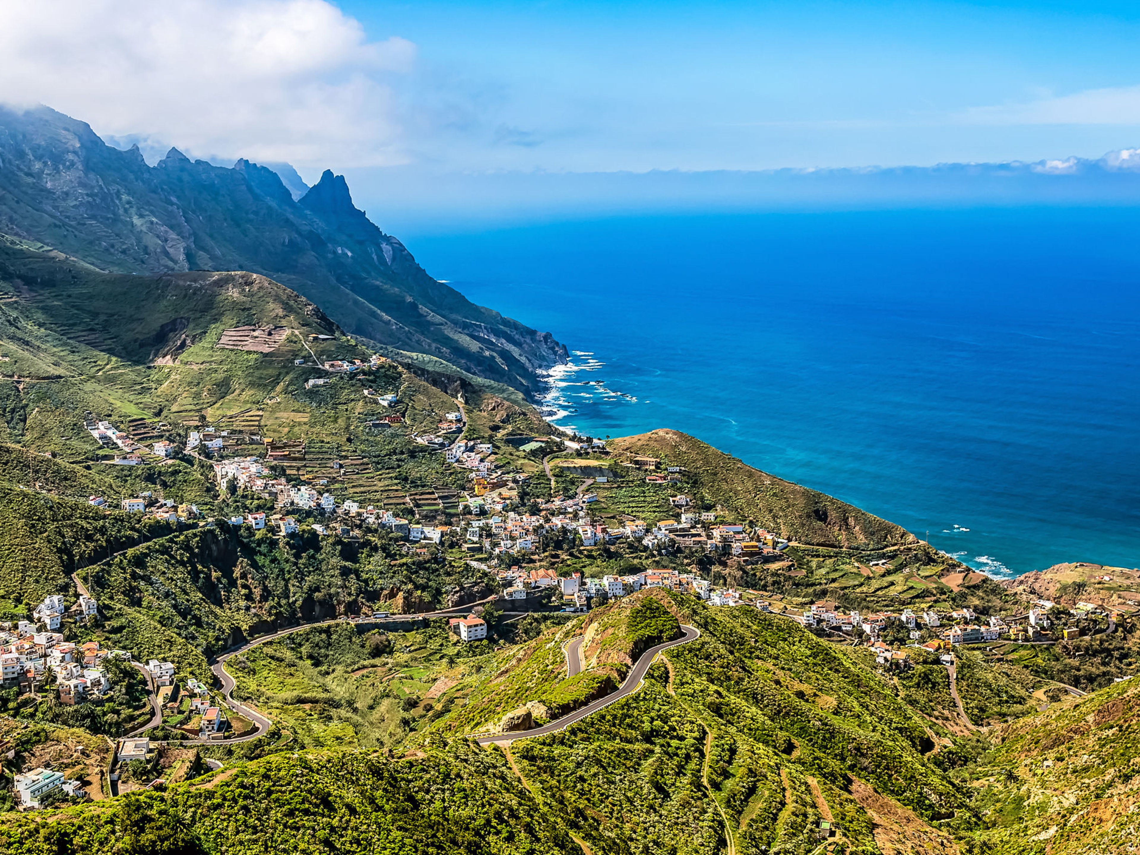 Küstenlandschaft auf Teneriffa mit Bergen und blauem Meer. Küstenlandschaft auf Teneriffa mit Bergen und blauem Meer.