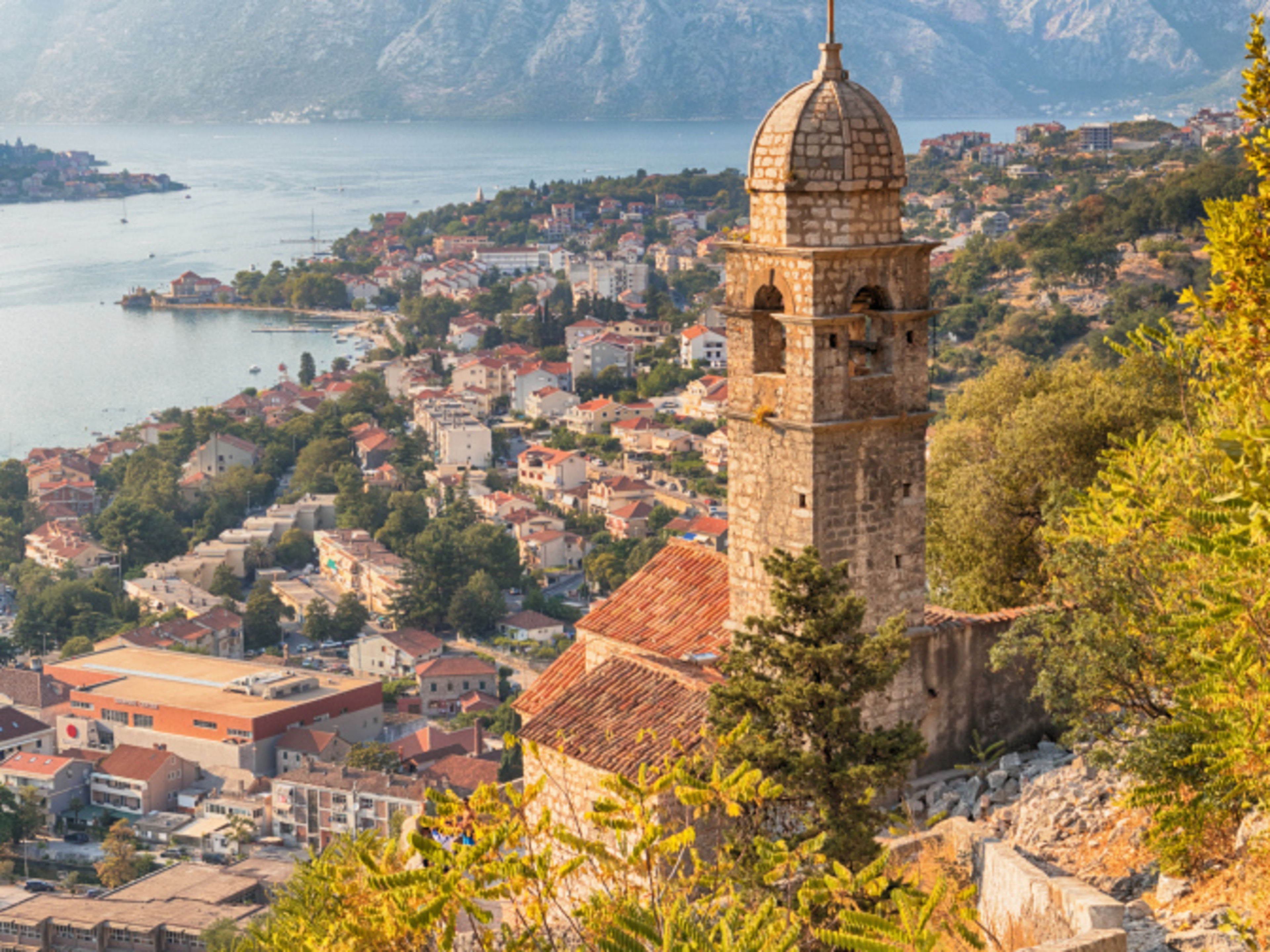 Kirchturm in Kotor, Montenegro, mit Blick auf die Bucht und Berge. Kirchturm in Kotor, Montenegro, mit Blick auf die Bucht und Berge.