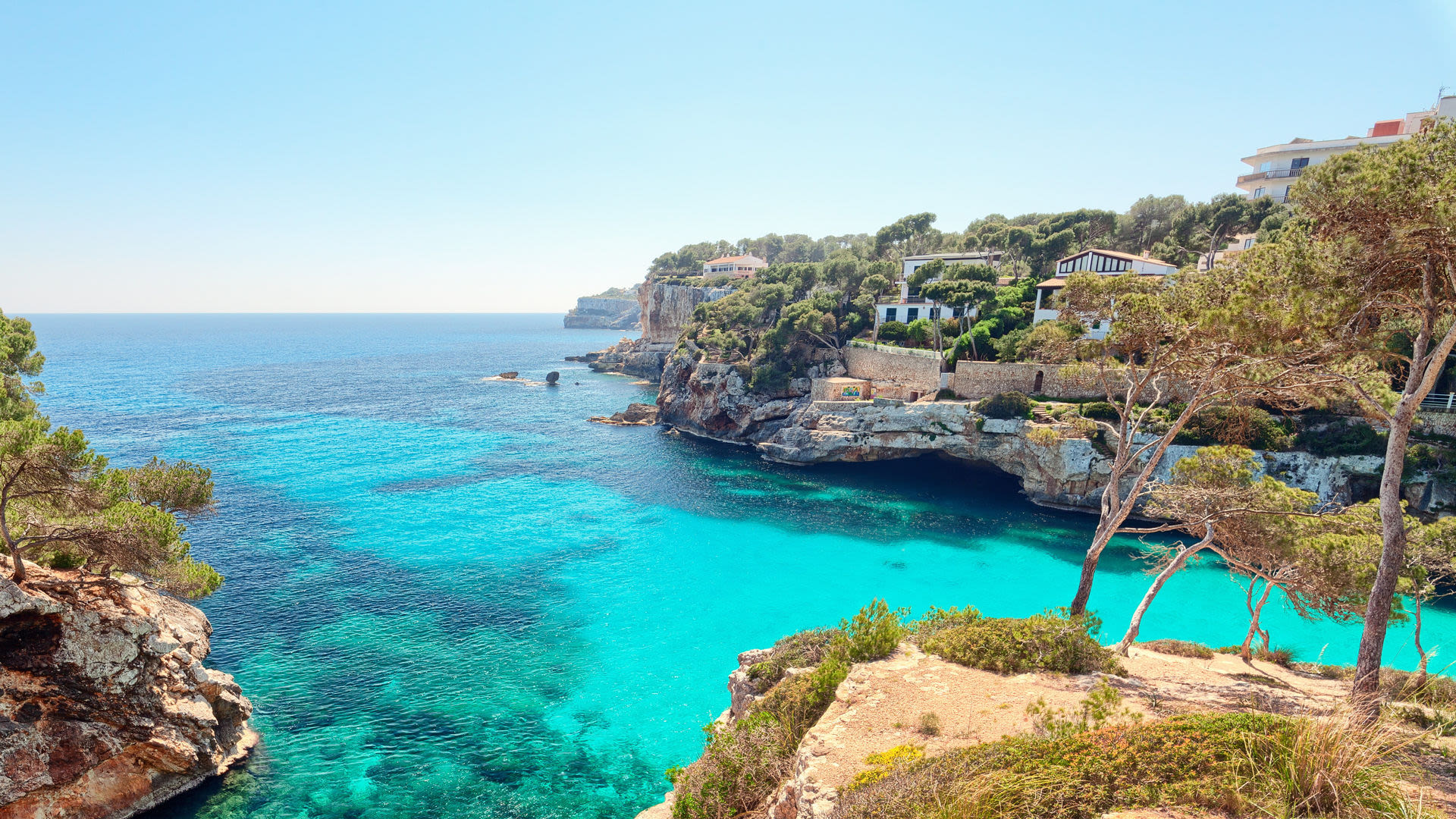 Küste von Mallorca mit türkisblauem Meer und Felsen. Küste von Mallorca mit türkisblauem Meer und Felsen.
