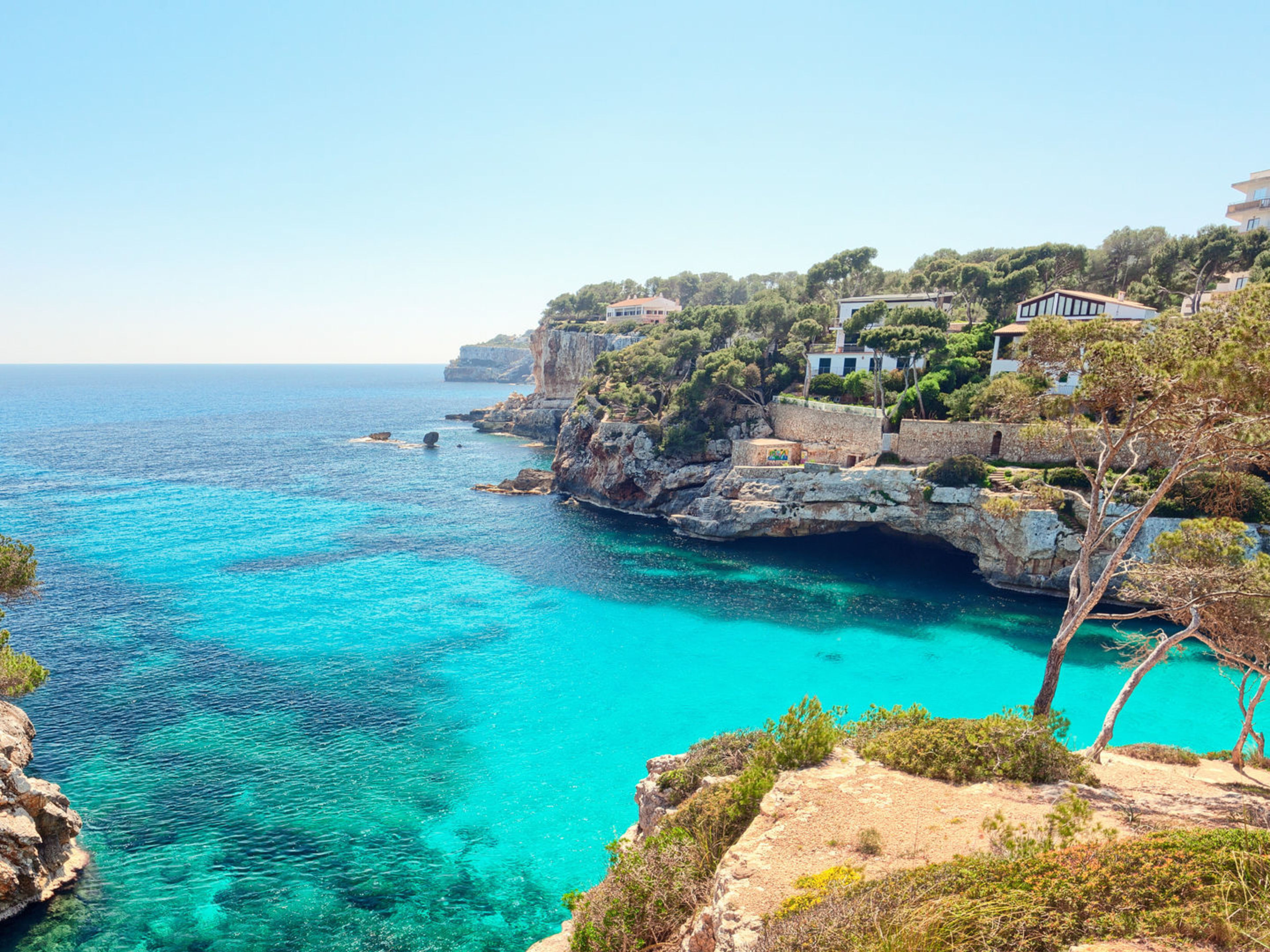 Küste von Mallorca mit türkisblauem Meer und Felsen. Küste von Mallorca mit türkisblauem Meer und Felsen.