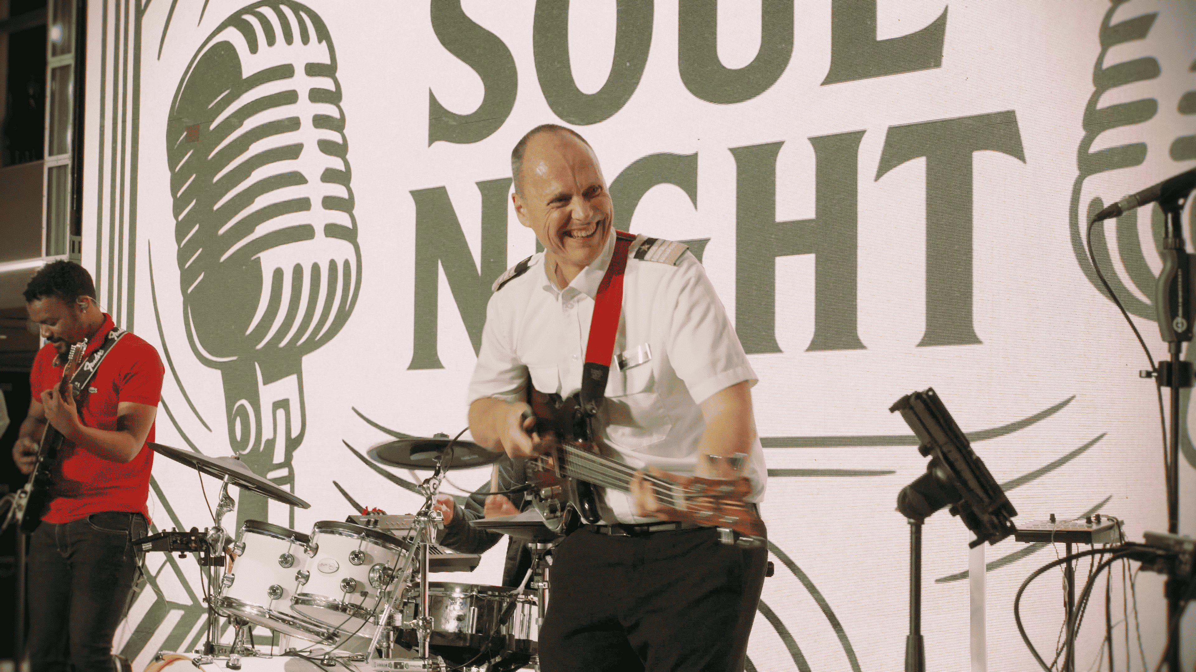 Musiker auf Bühne bei Soul Night, lächelnd, mit Instrumenten. Musiker auf Bühne bei Soul Night, lächelnd, mit Instrumenten.