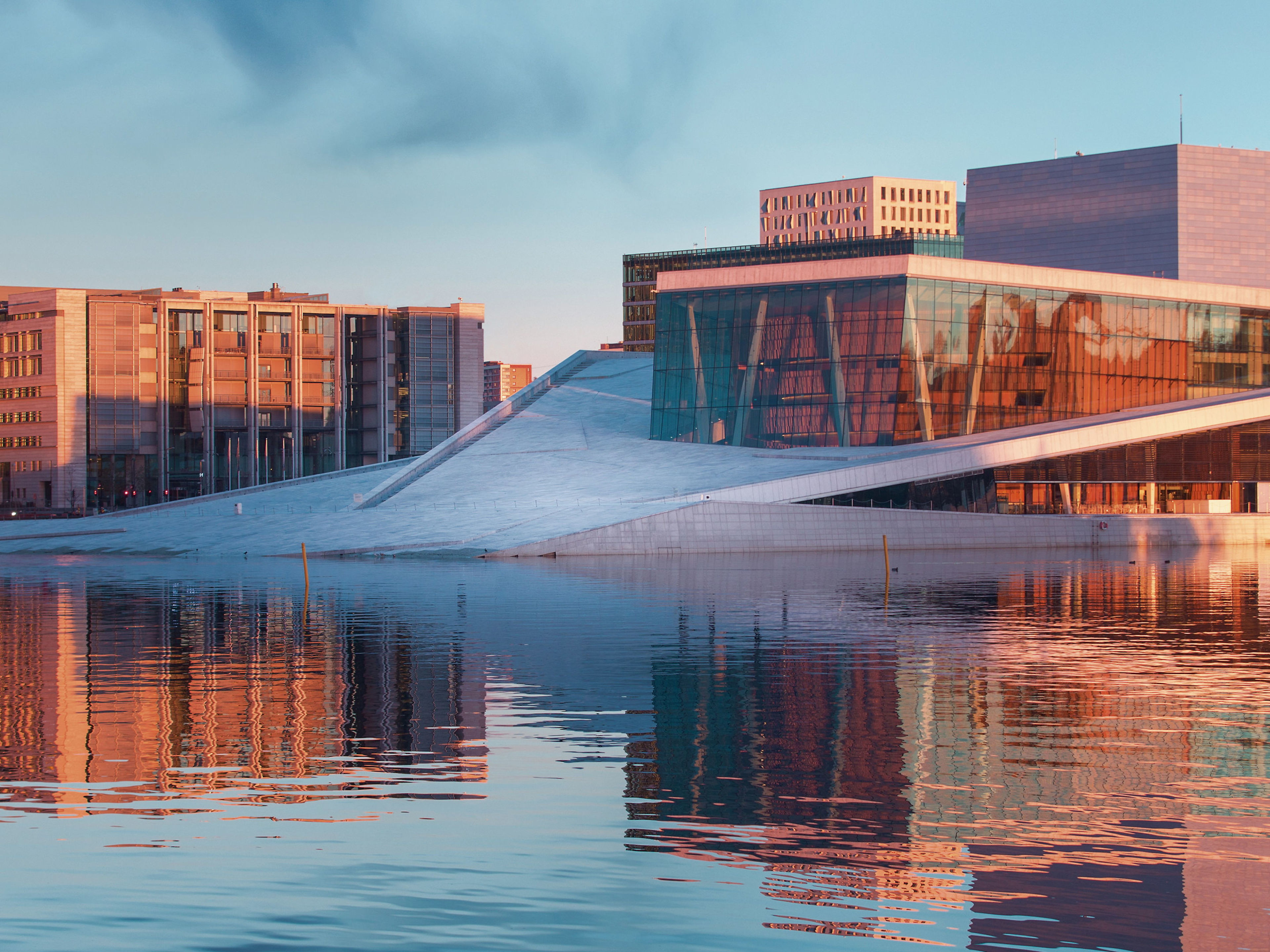 Opernhaus Oslo bei Sonnenuntergang, reflektiert im Wasser. Opernhaus Oslo bei Sonnenuntergang, reflektiert im Wasser.
