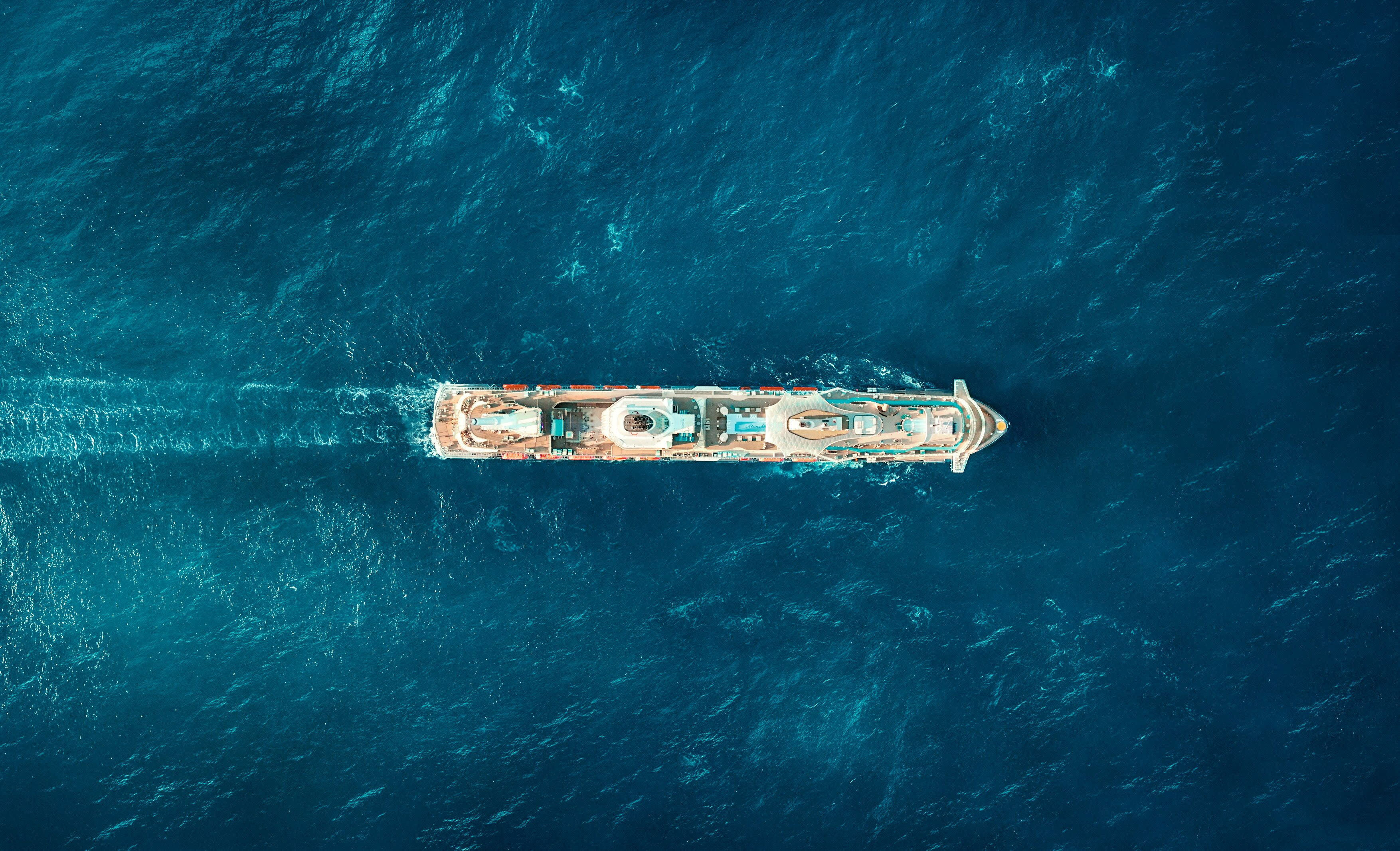 Kreuzfahrtschiff der Mein Schiff® Flotte auf blauem Meer von oben. Kreuzfahrtschiff der Mein Schiff® Flotte auf blauem Meer von oben.
