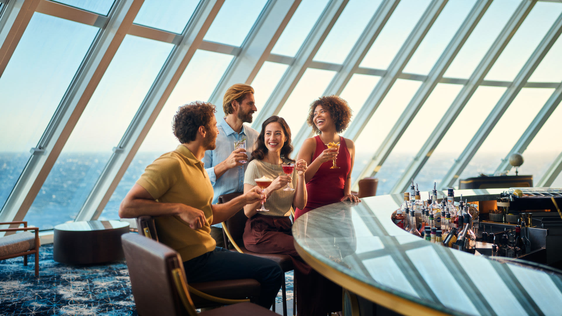 Vier Personen genießen Cocktails an einer Bar auf einem Kreuzfahrtschiff.