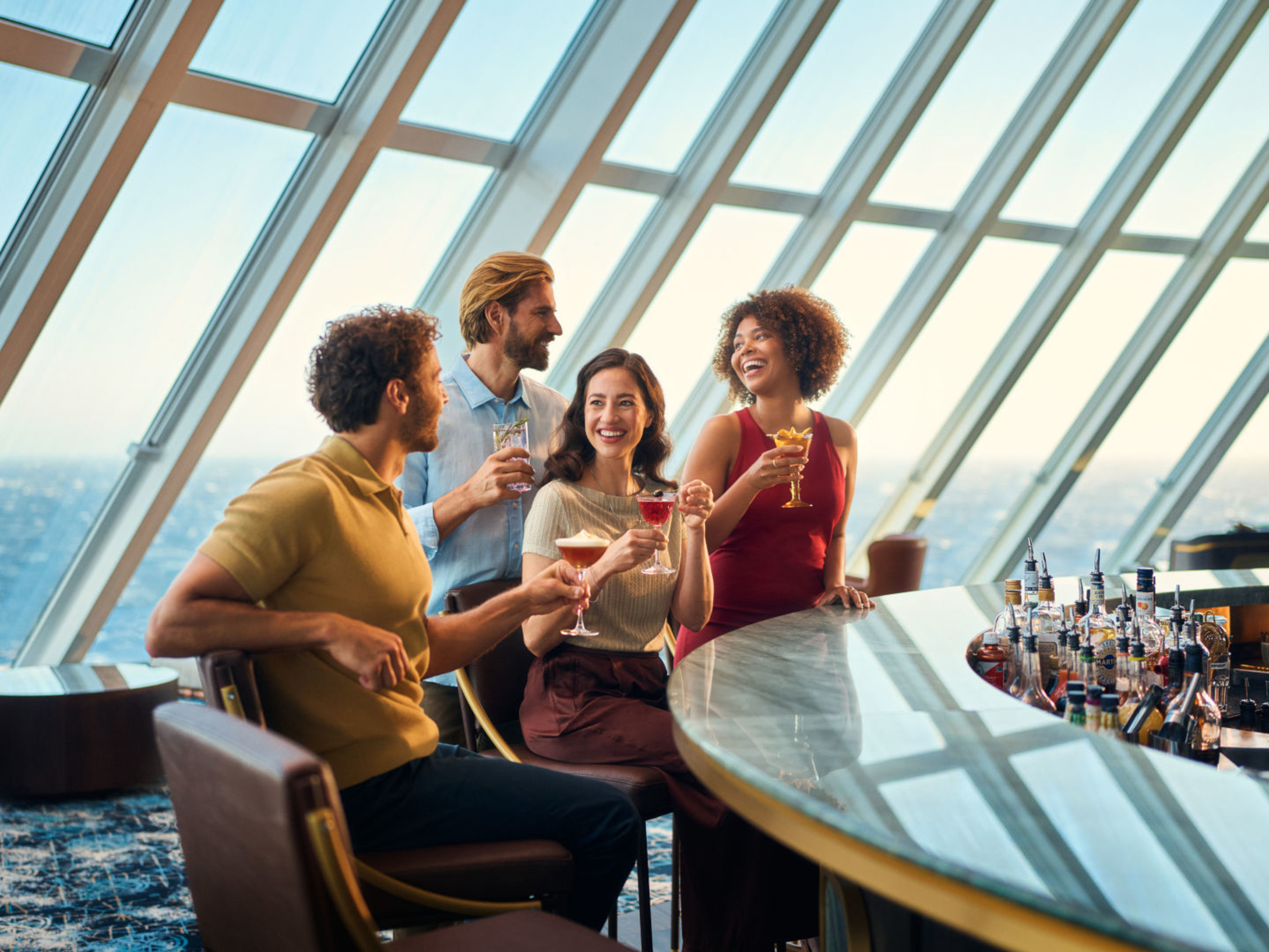 Vier Personen genießen Cocktails an einer Bar auf einem Kreuzfahrtschiff. Vier Personen genießen Cocktails an einer Bar auf einem Kreuzfahrtschiff.