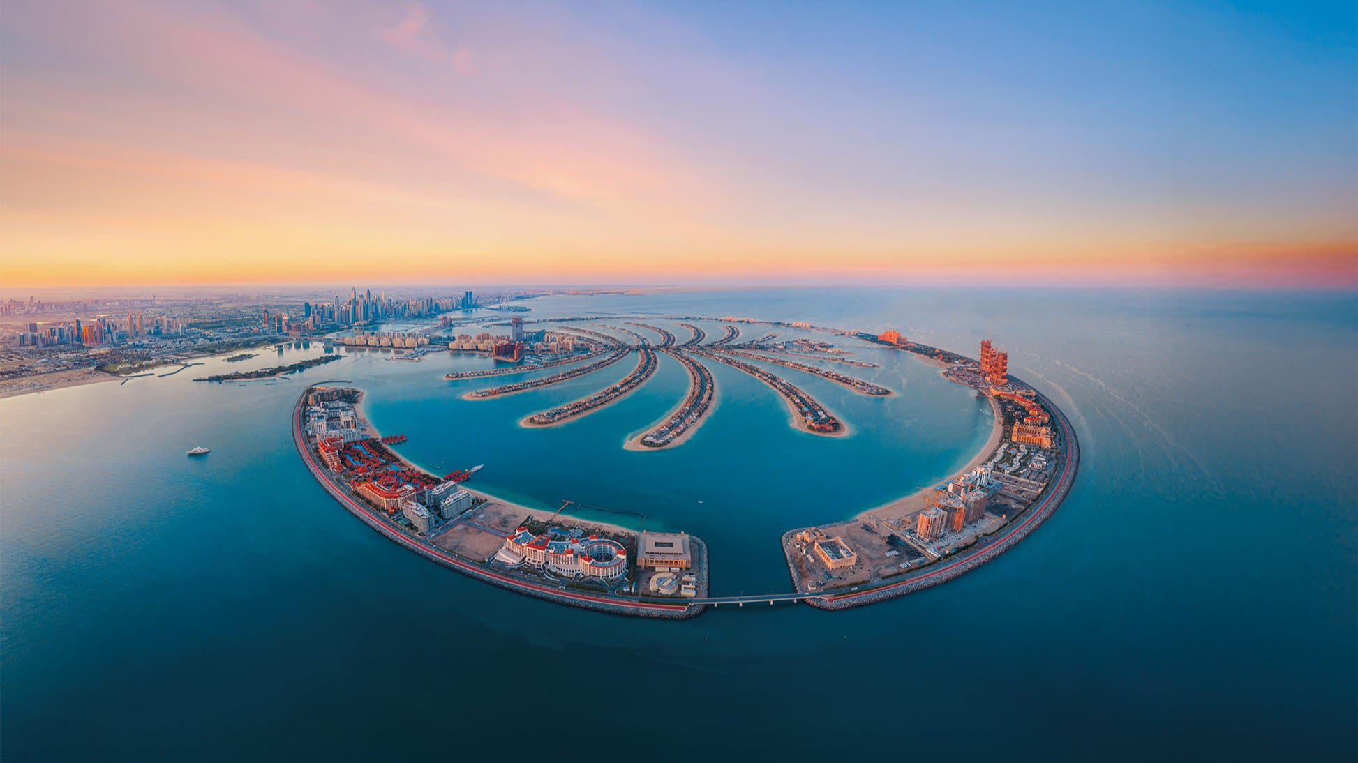 Luftaufnahme von Palm Jumeirah in Dubai bei Sonnenuntergang.