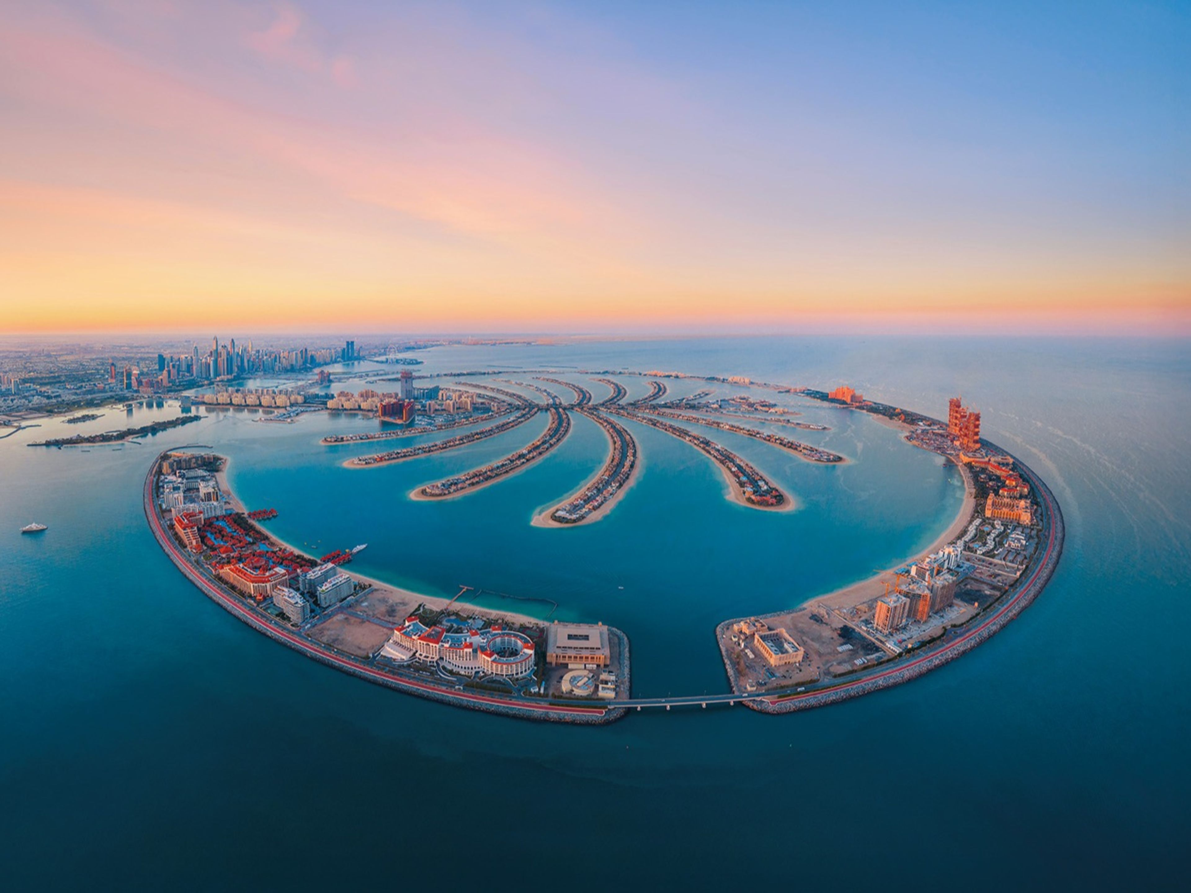 Luftaufnahme von Palm Jumeirah in Dubai bei Sonnenuntergang. Luftaufnahme von Palm Jumeirah in Dubai bei Sonnenuntergang.