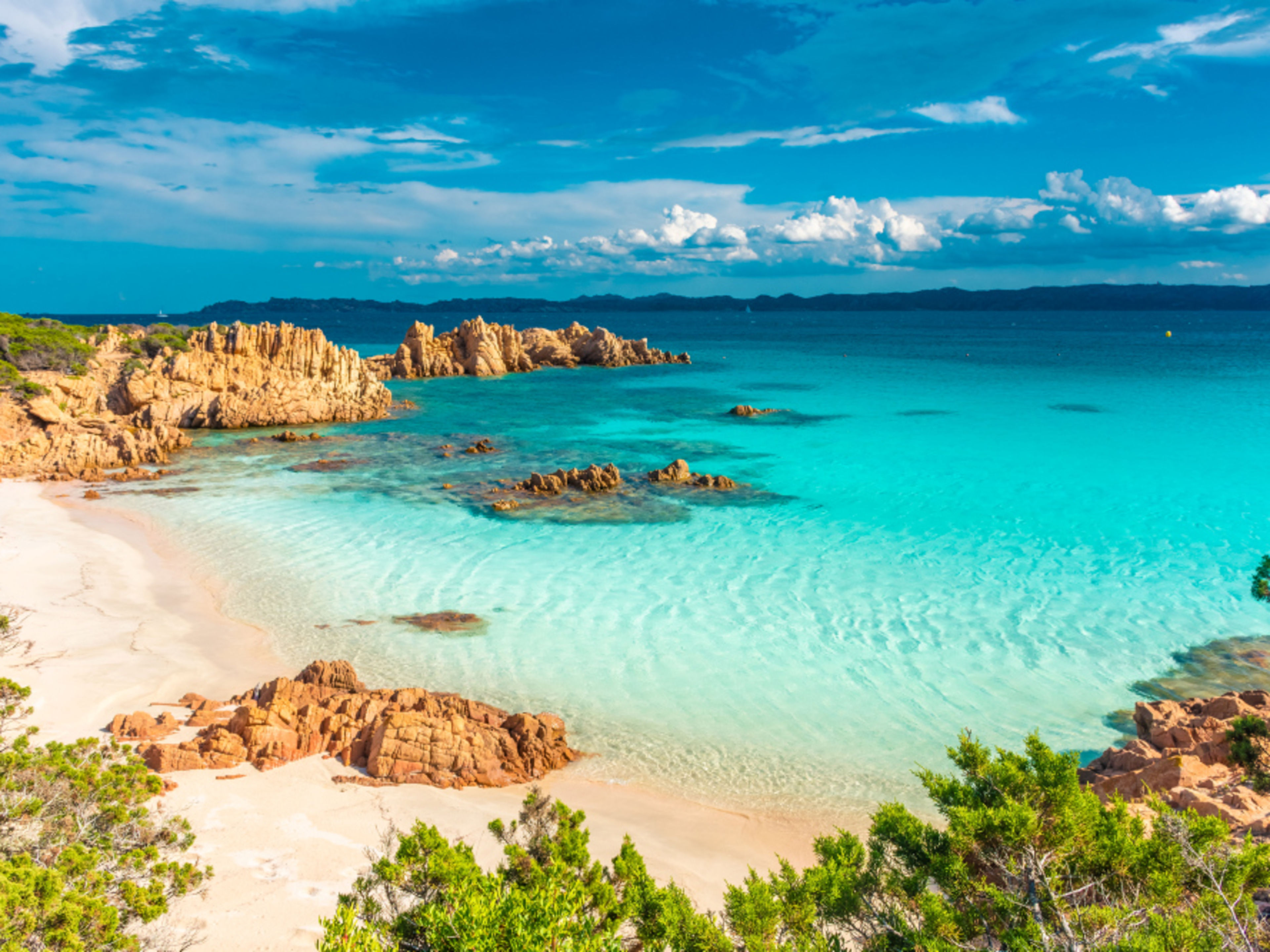 Türkisblaues Meer, Sandstrand und Felsen auf Sardinien, Italien. Türkisblaues Meer, Sandstrand und Felsen auf Sardinien, Italien.