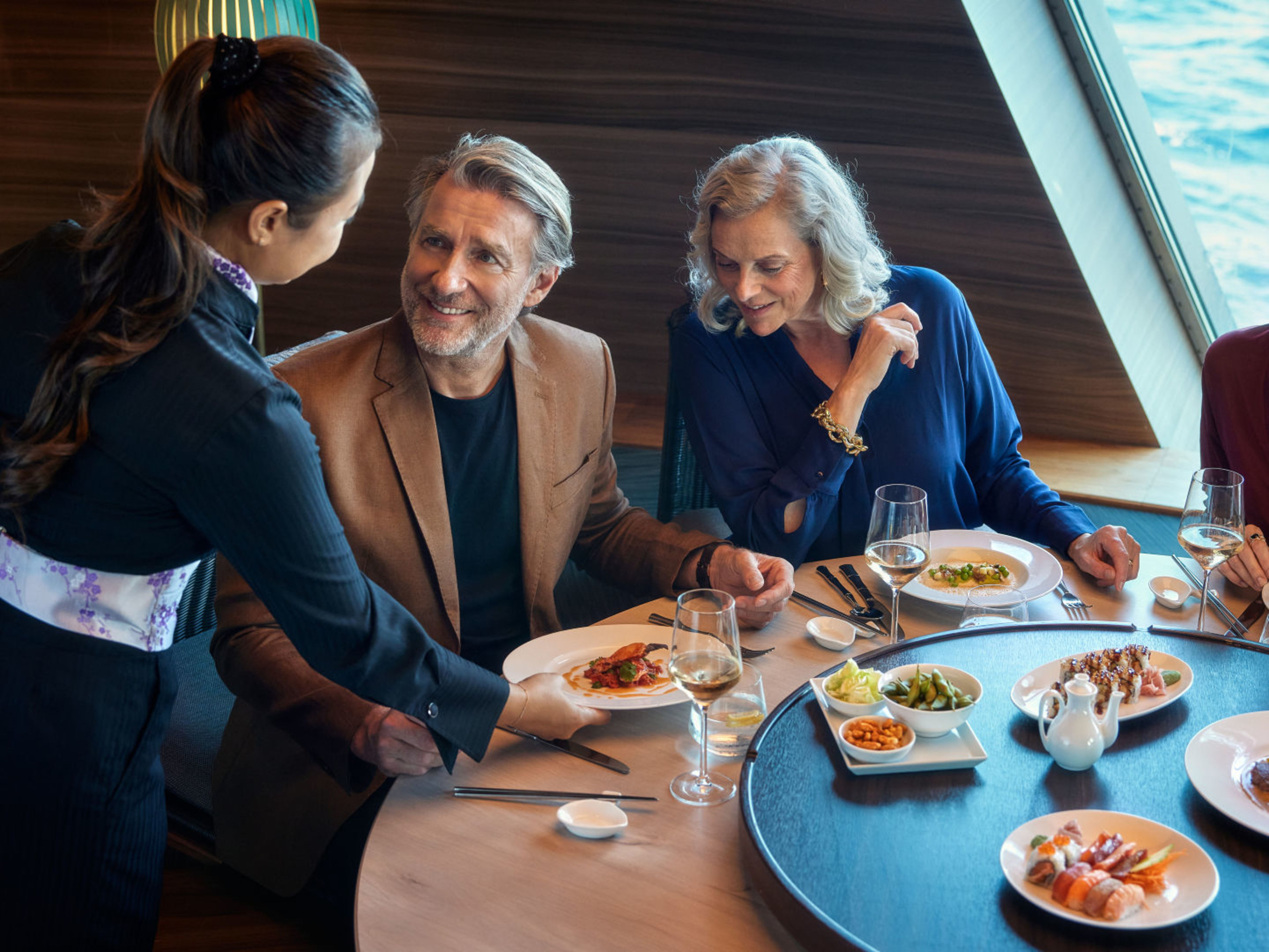 Menschen essen in einem eleganten Restaurant auf einem Kreuzfahrtschiff der Mein Schiff® Flotte. Menschen essen in einem eleganten Restaurant auf einem Kreuzfahrtschiff der Mein Schiff® Flotte.
