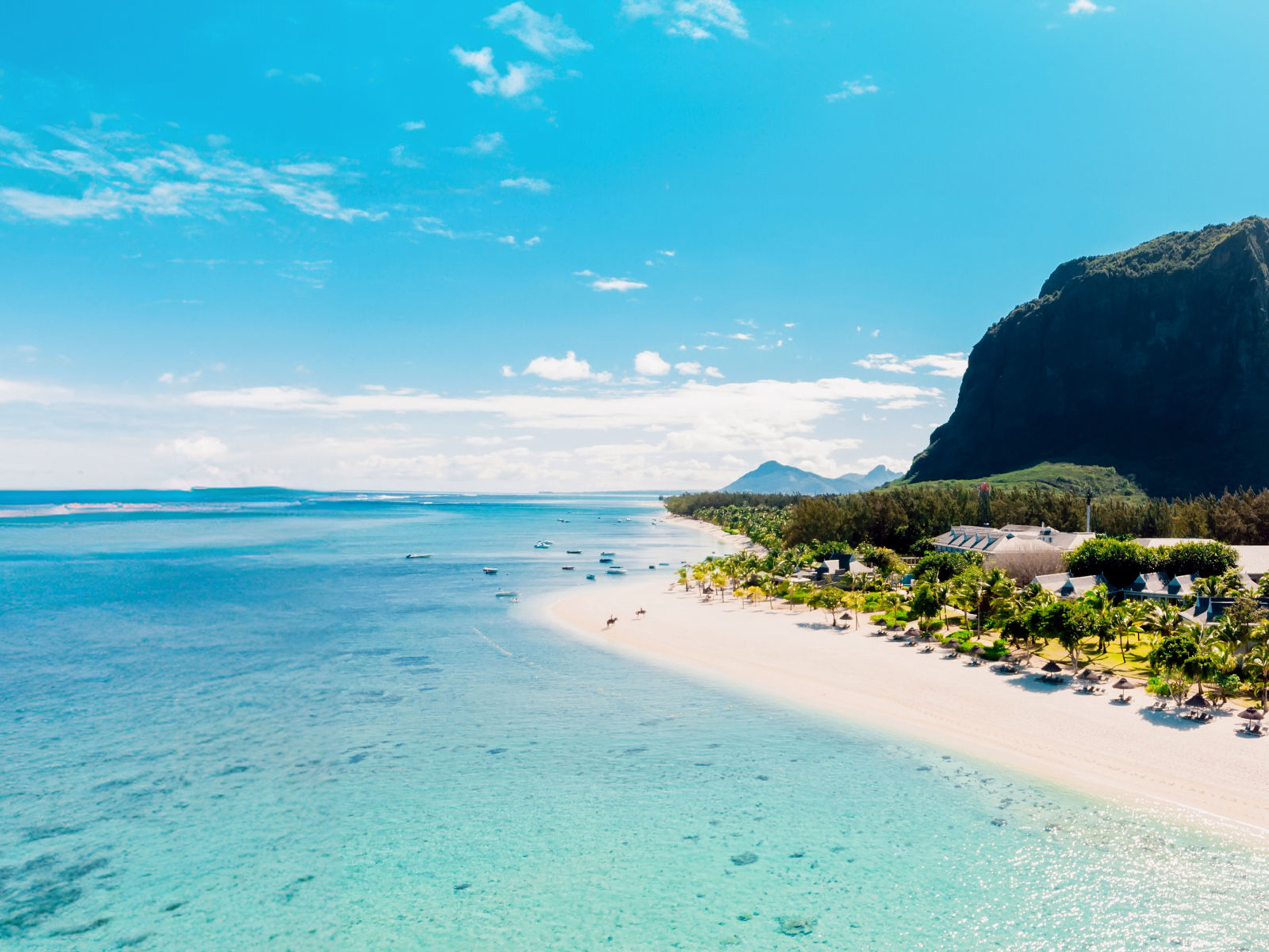 Strand von Le Morne, Mauritius, mit türkisfarbenem Wasser und Bergkulisse. Strand von Le Morne, Mauritius, mit türkisfarbenem Wasser und Bergkulisse.