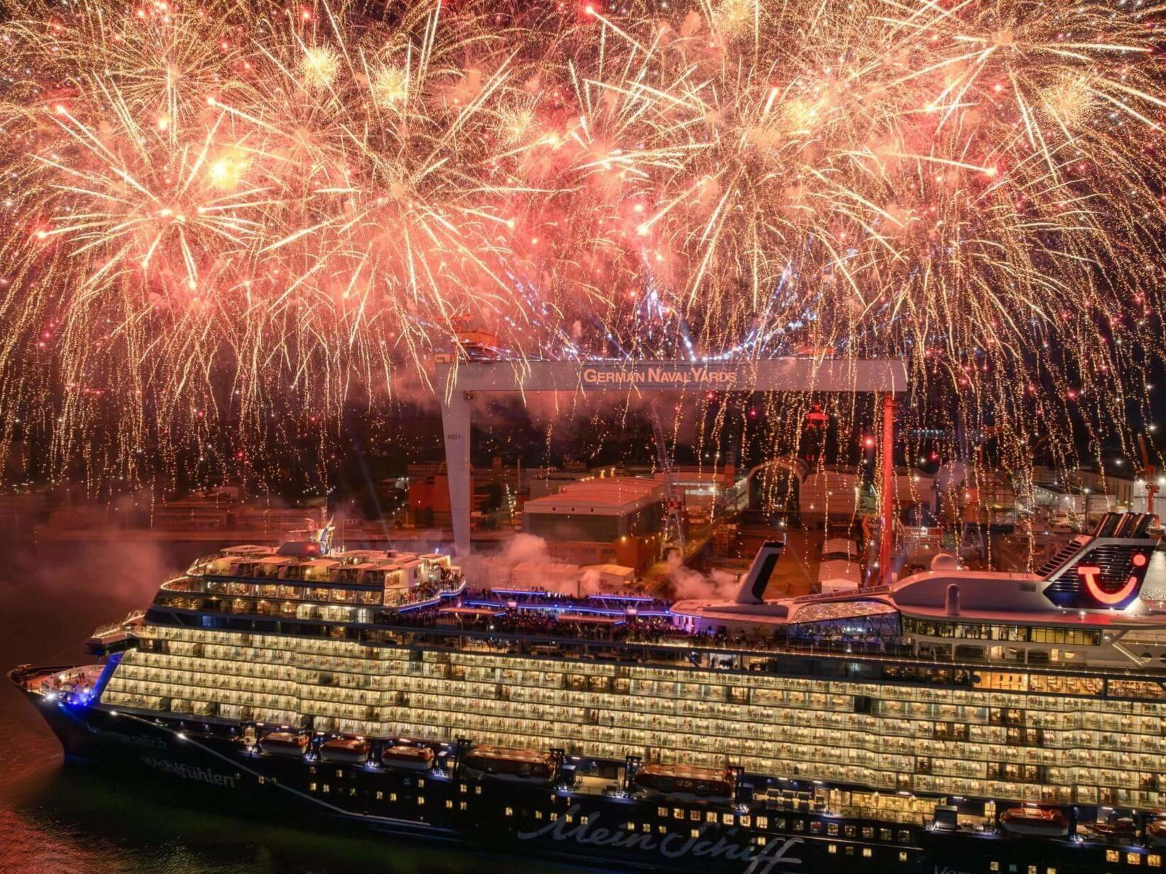 Kreuzfahrtschiff der Mein Schiff® Flotte mit Feuerwerk im Hafen. Kreuzfahrtschiff der Mein Schiff® Flotte mit Feuerwerk im Hafen.