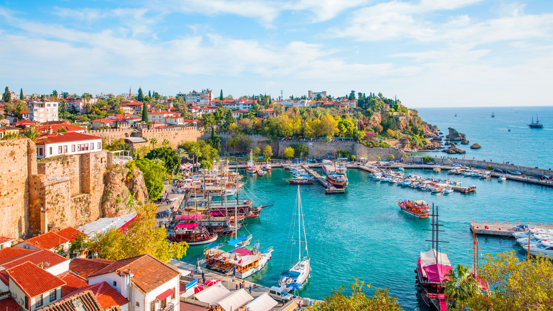 Hafen von Antalya mit Booten und historischen Gebäuden. Hafen von Antalya mit Booten und historischen Gebäuden.