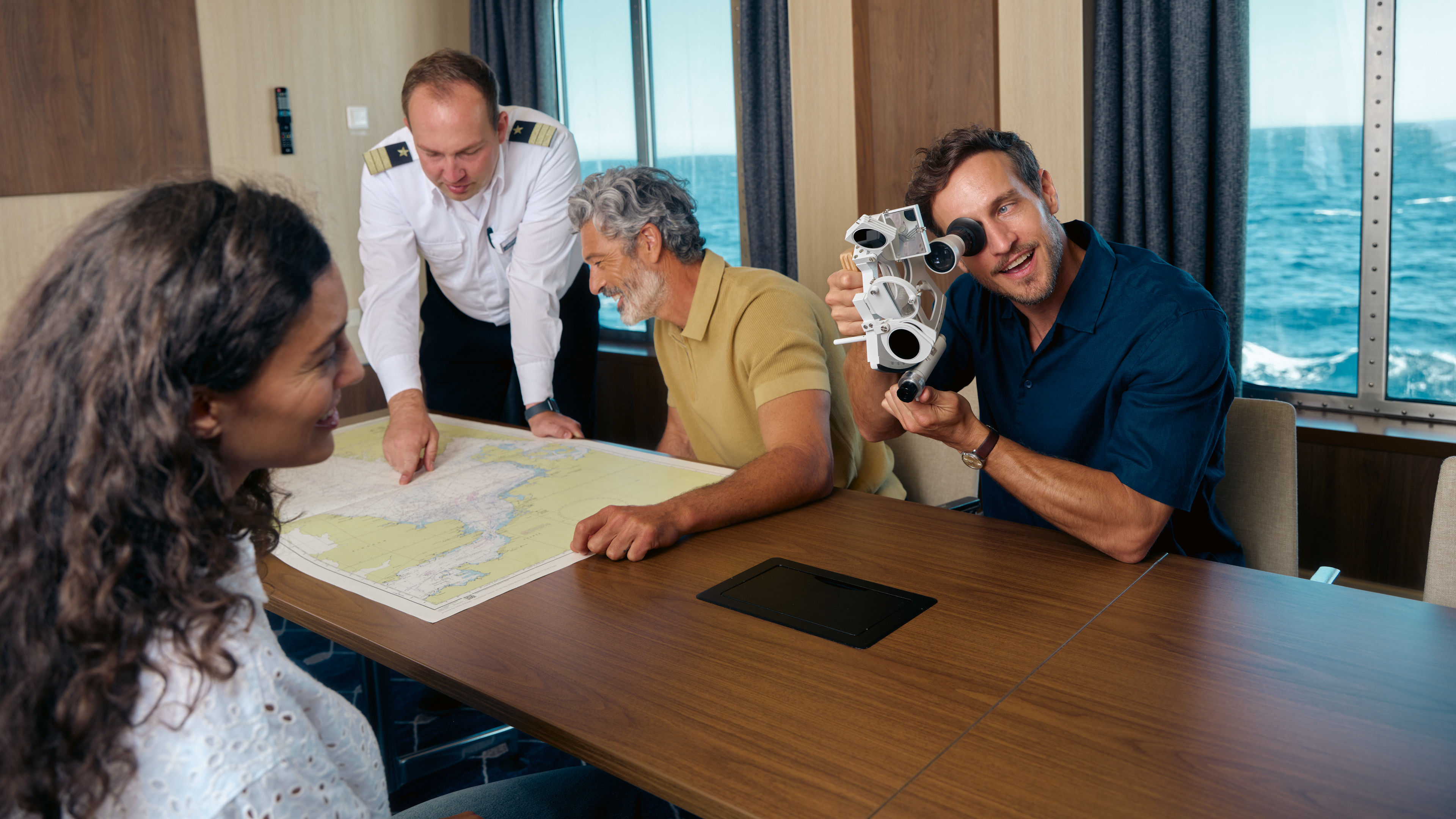 Menschen auf Kreuzfahrtschiff mit Seekarte und Sextant, Meerblick. Menschen auf Kreuzfahrtschiff mit Seekarte und Sextant, Meerblick.