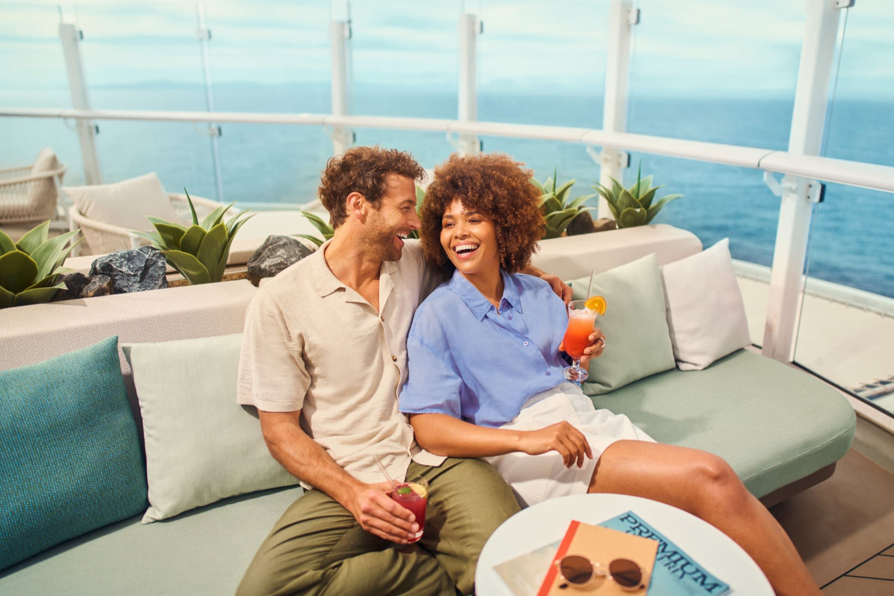 Paar genießt Cocktails auf Kreuzfahrtschiff der Mein Schiff® Flotte.